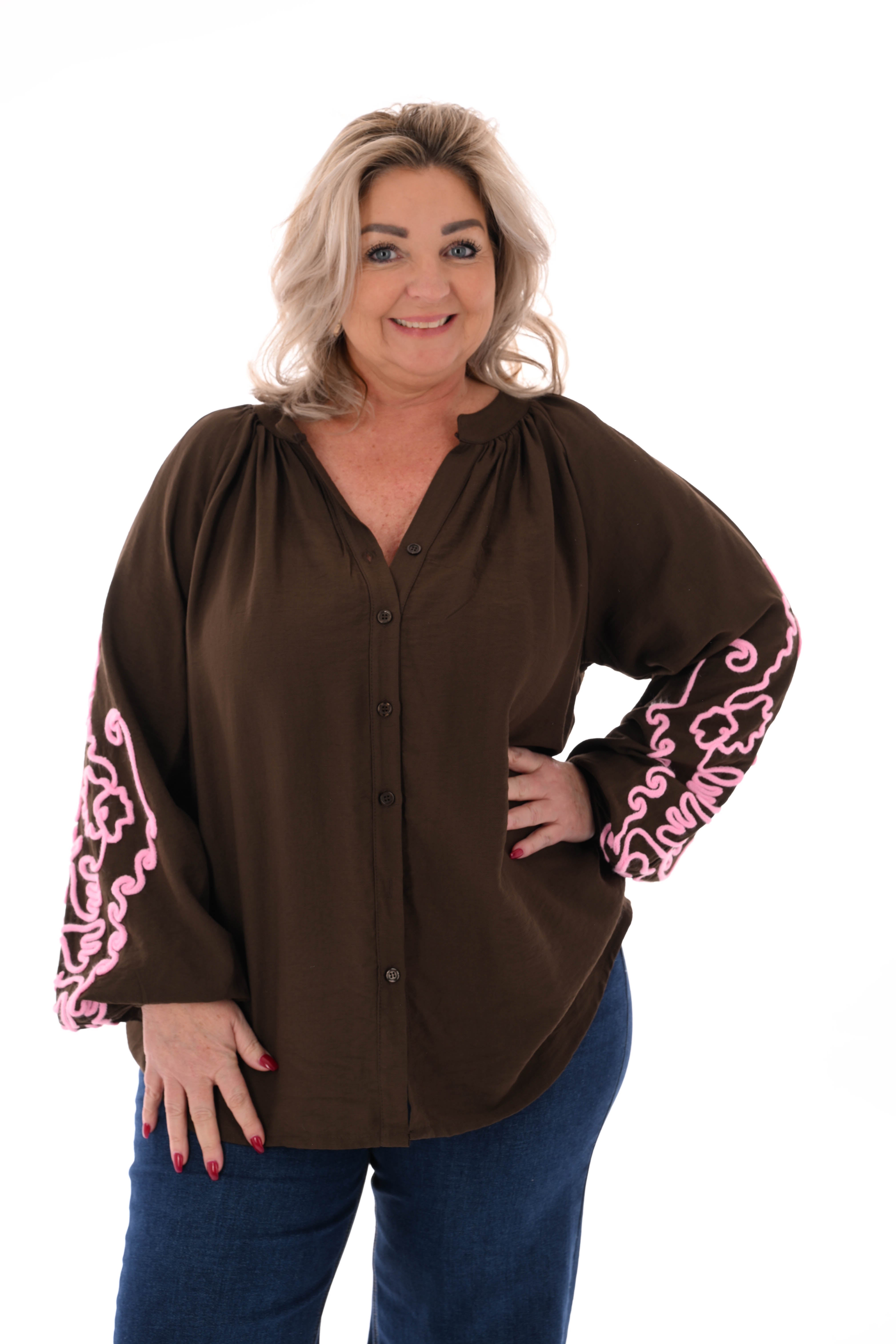 Blouse mouwen met borduursels donkerbruin