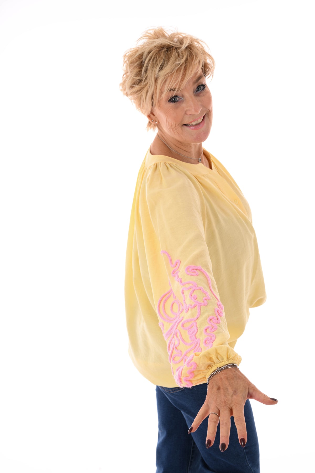 Blouse mouwen met borduursels botergeel