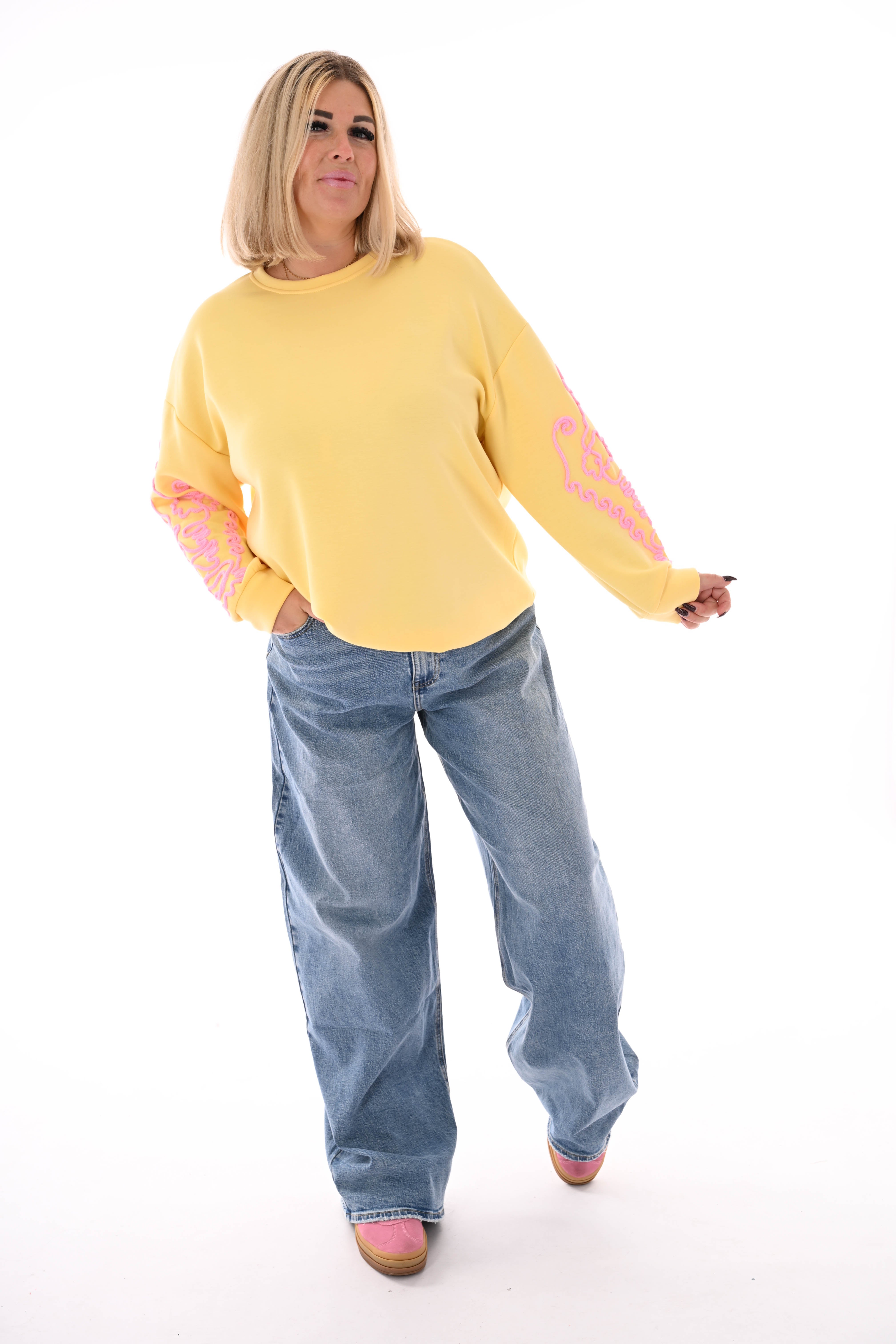 Sweater mouwen met borduursels geel