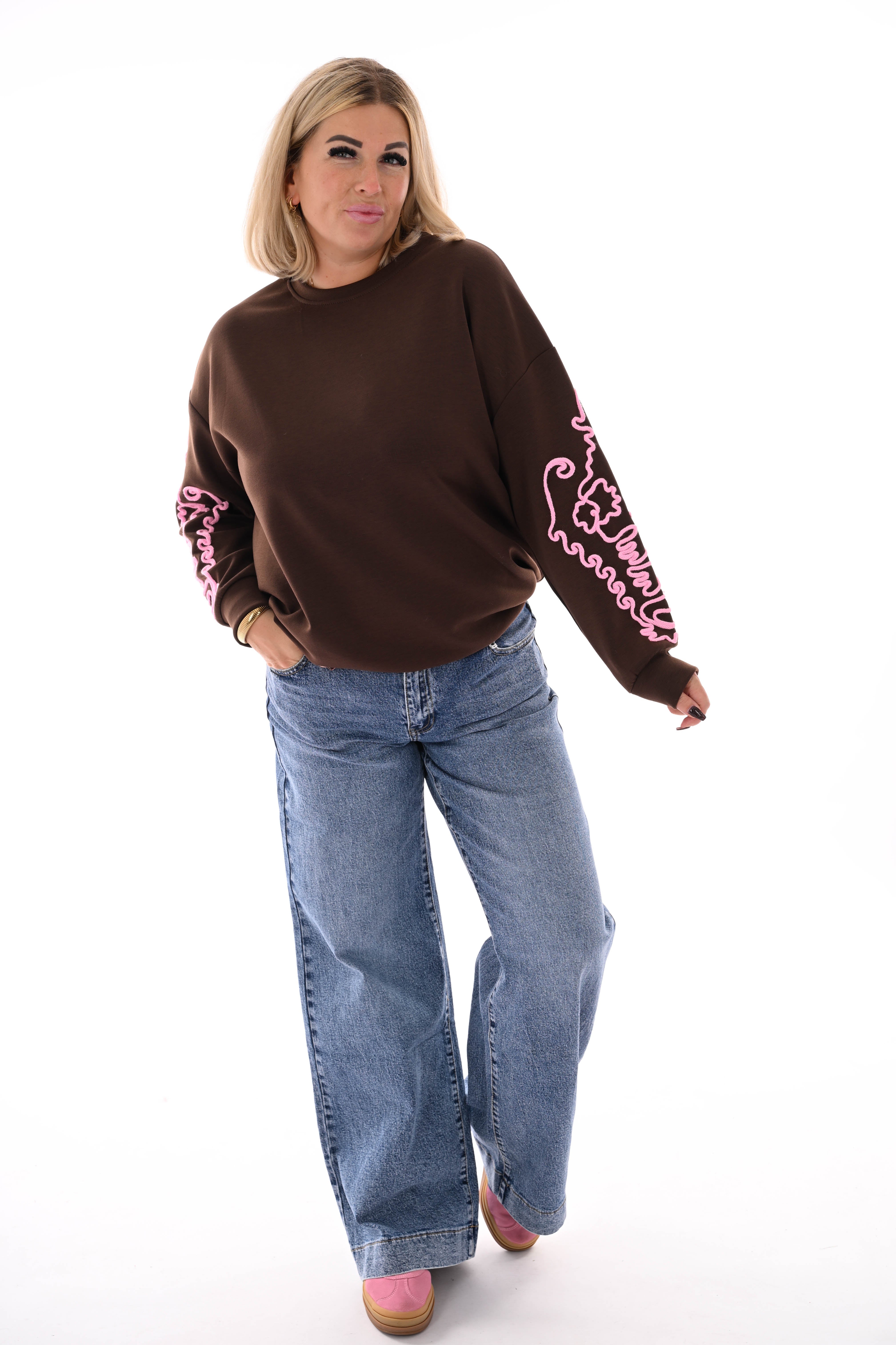 Sweater mouwen met borduursels bruin