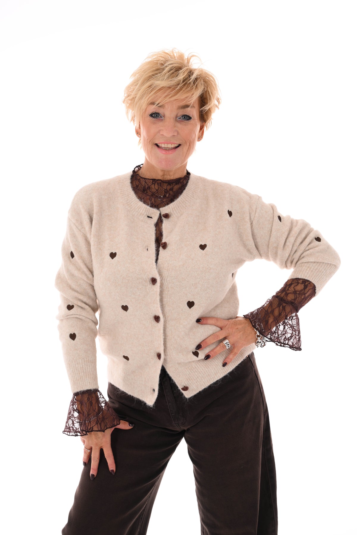 Fijn gebreid vest met hartjes beige