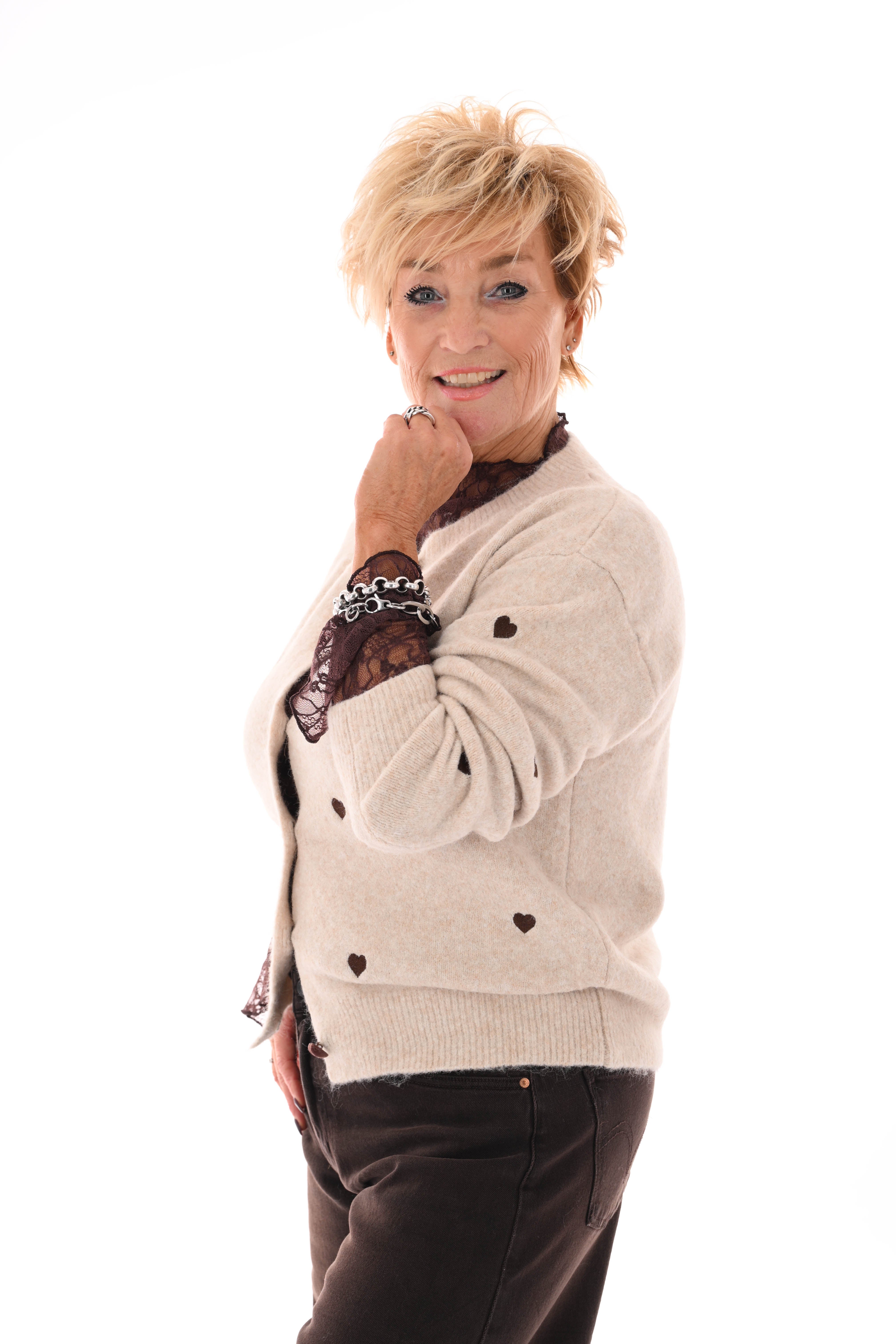 Fijn gebreid vest met hartjes beige