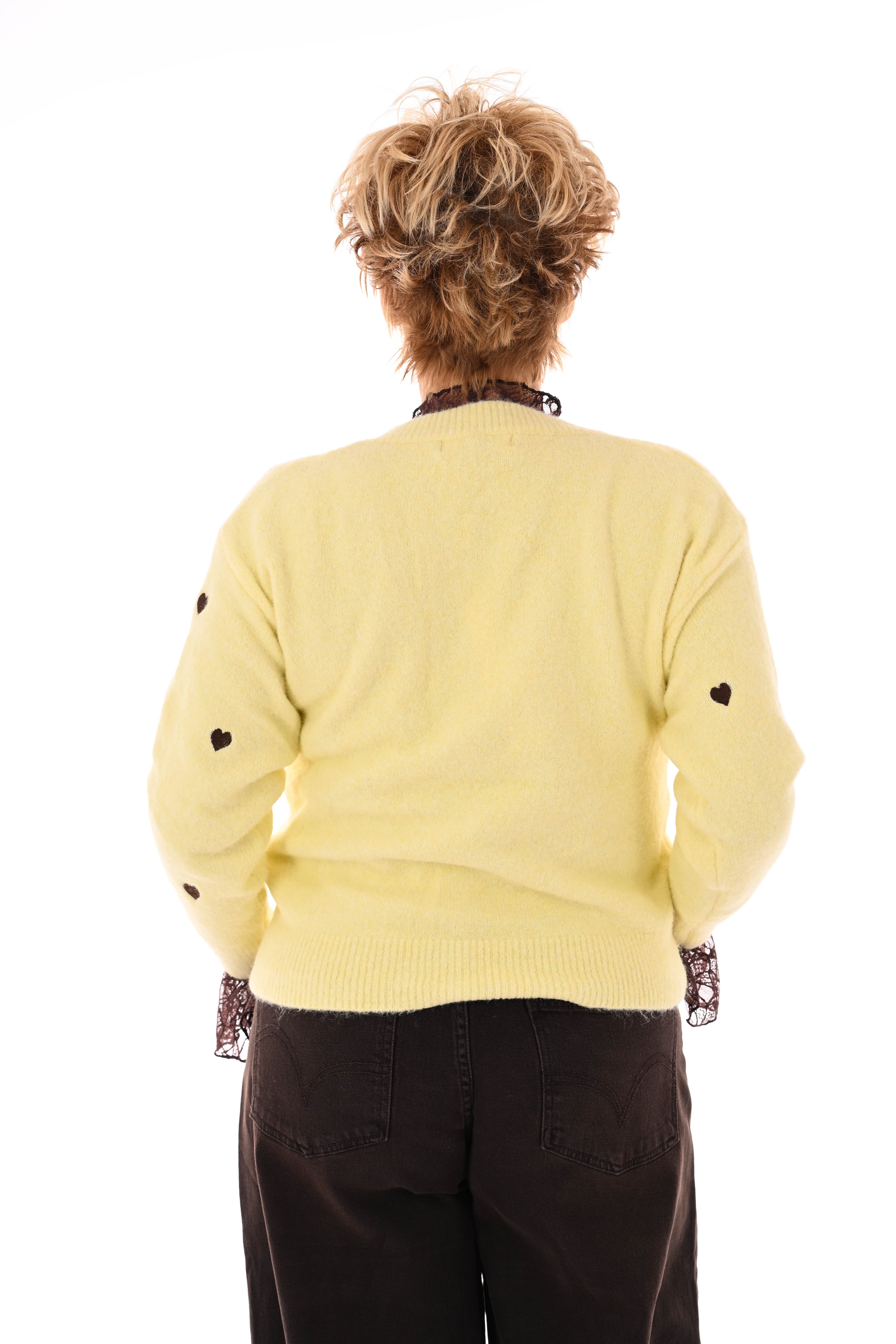Fijn gebreid vest met hartjes geel