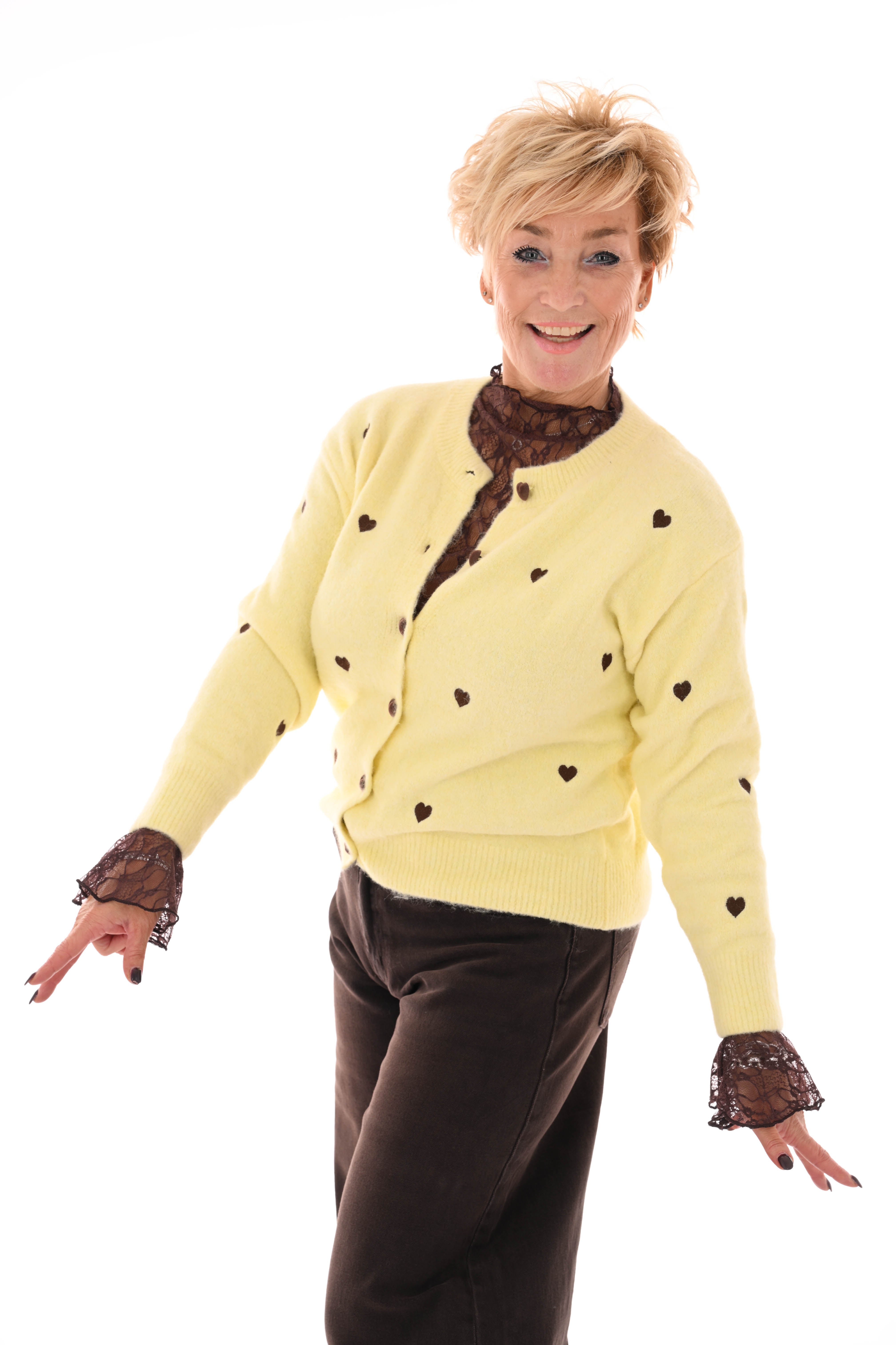 Fijn gebreid vest met hartjes geel