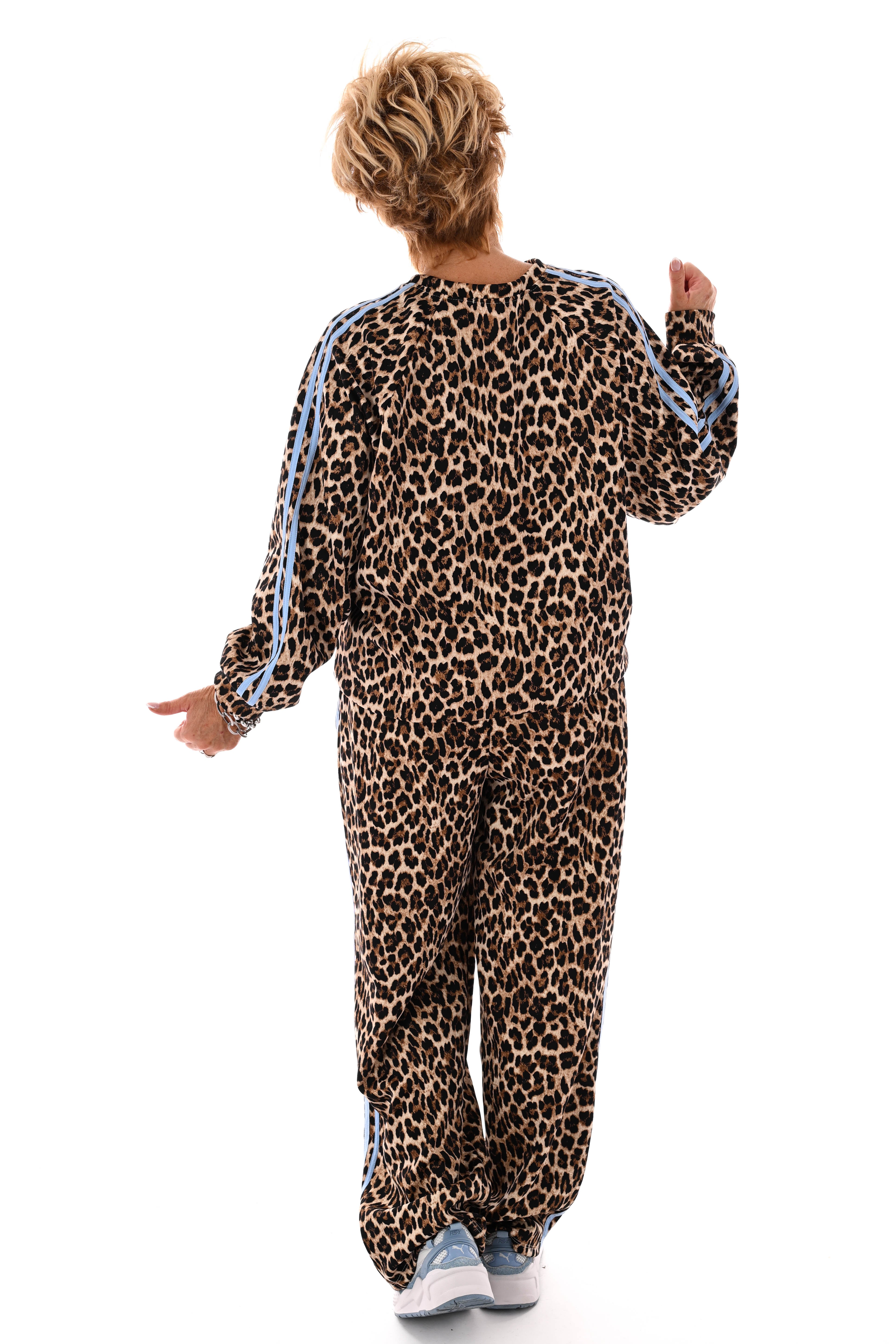 Tweedelig set panter met kleur bies lichtblauw