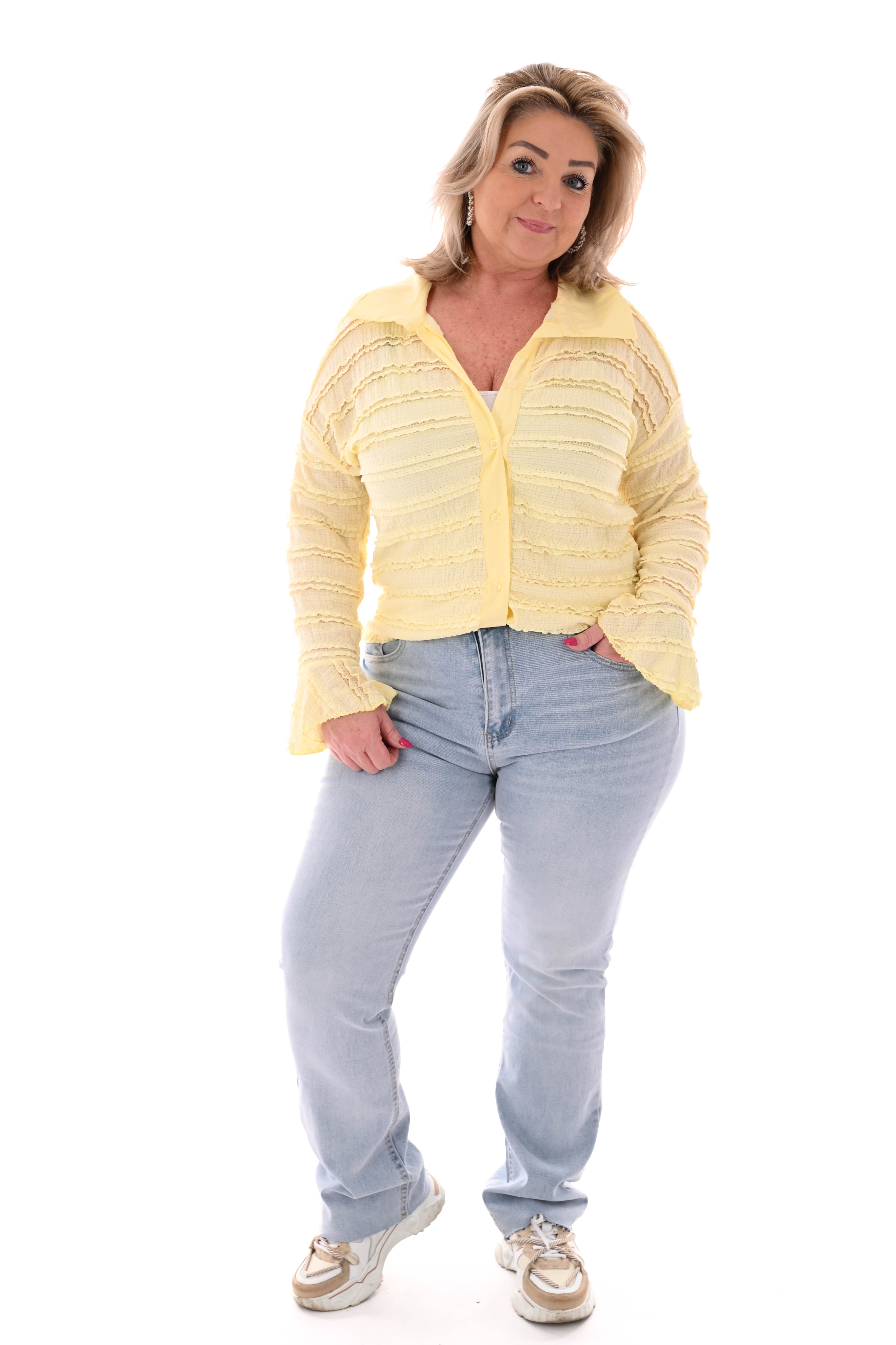 Doorknoop blouse ruffels en kraag lichtgeel