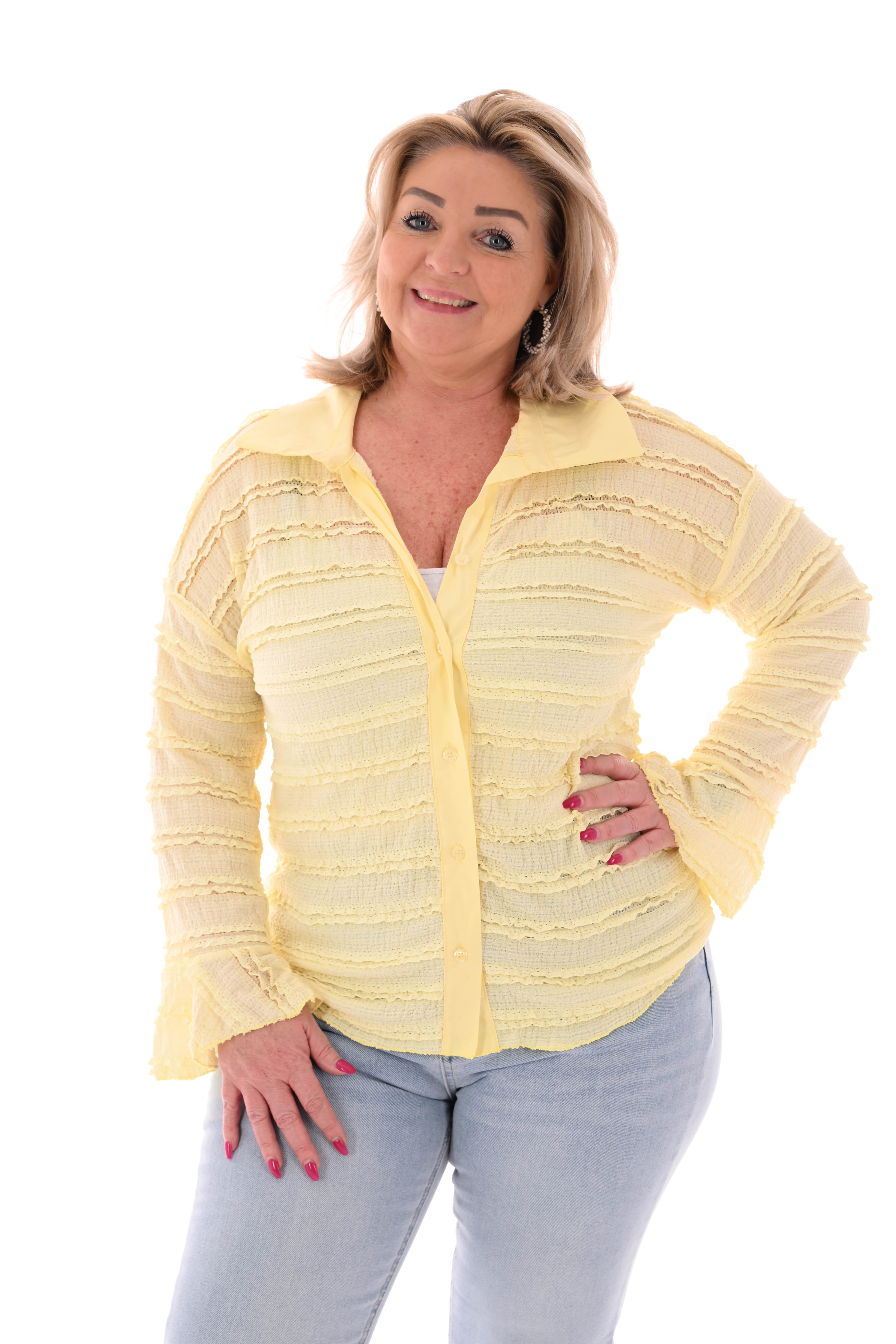 Doorknoop blouse ruffels en kraag lichtgeel