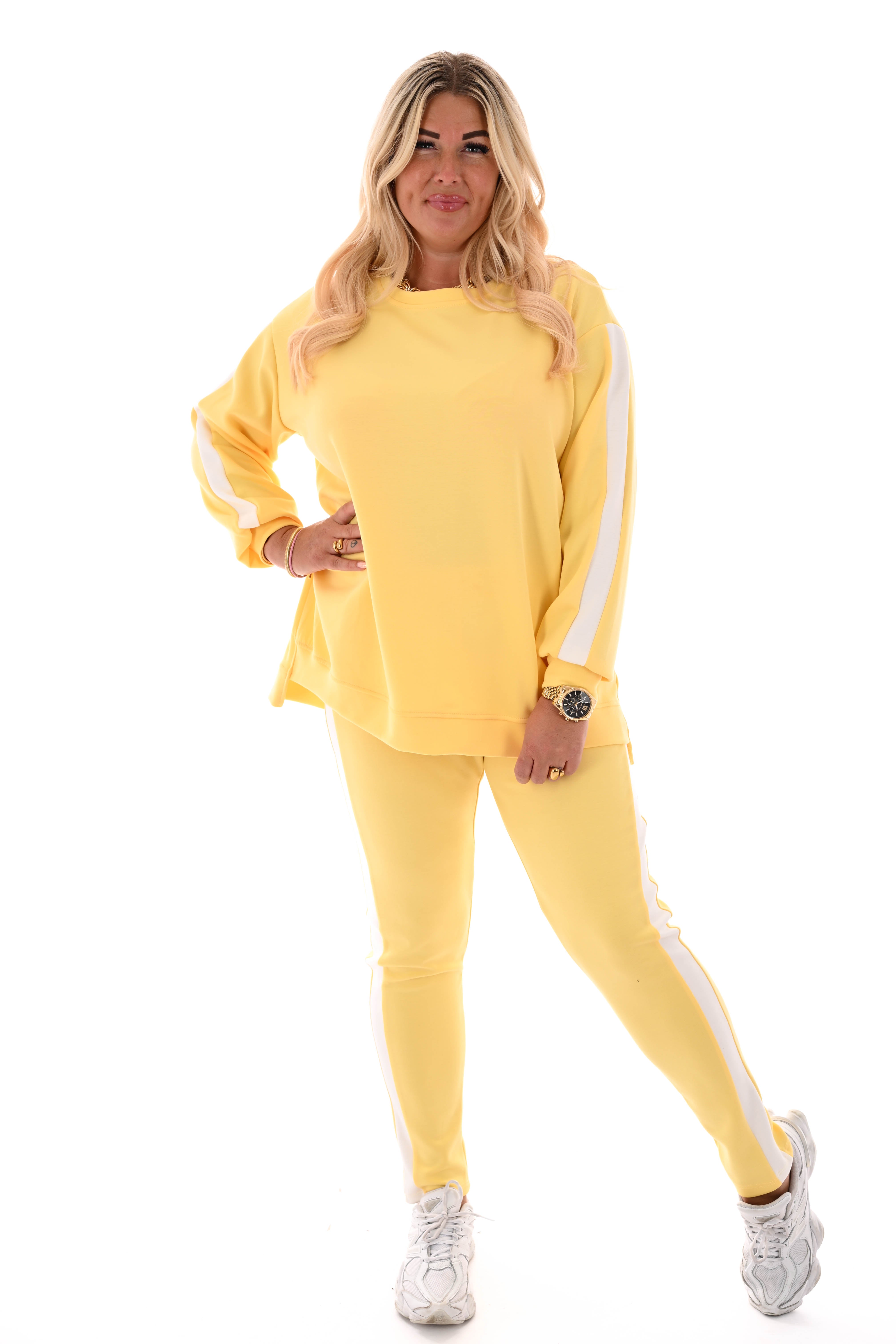 Tweedelig pak brede bies geel