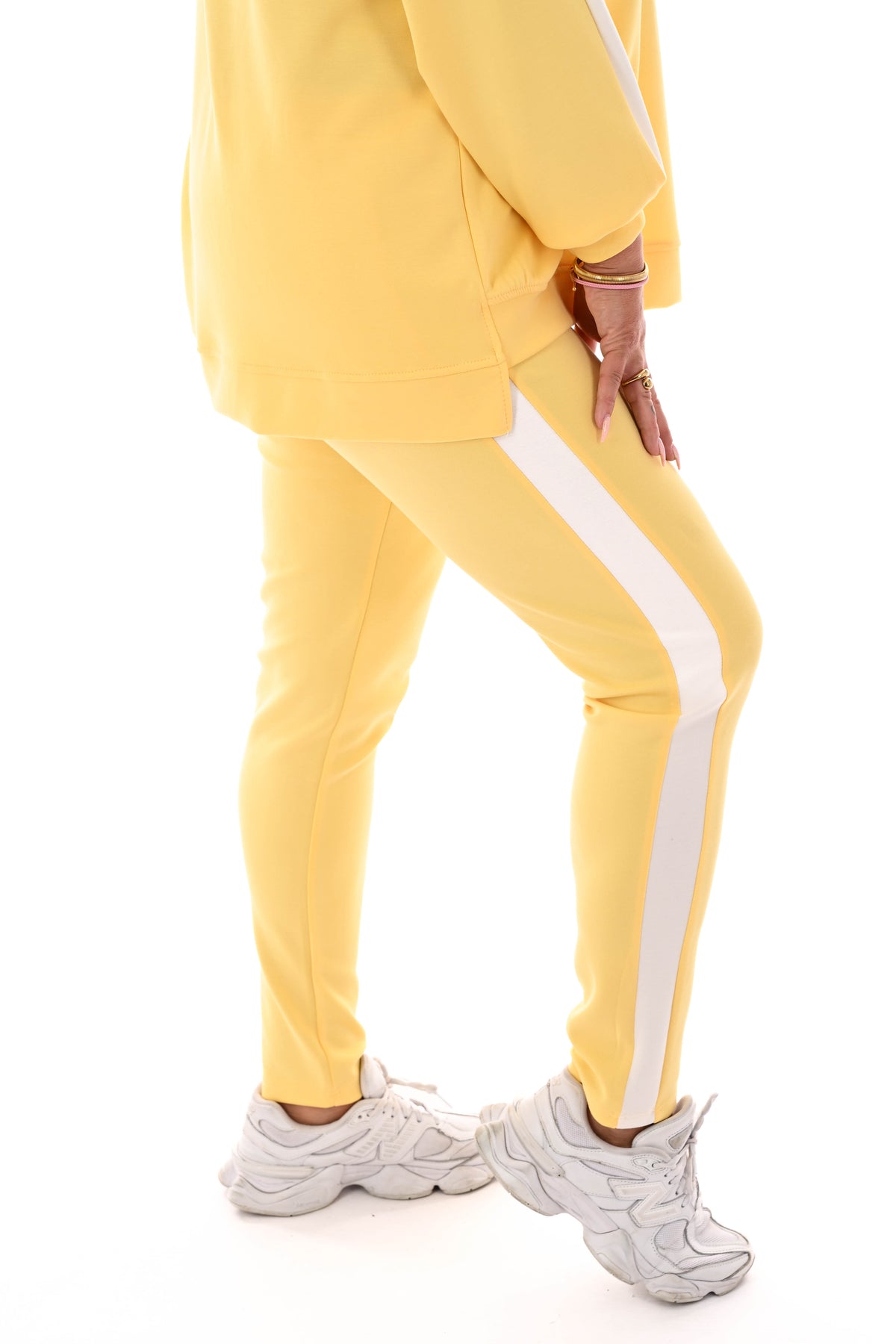 Tweedelig pak brede bies geel