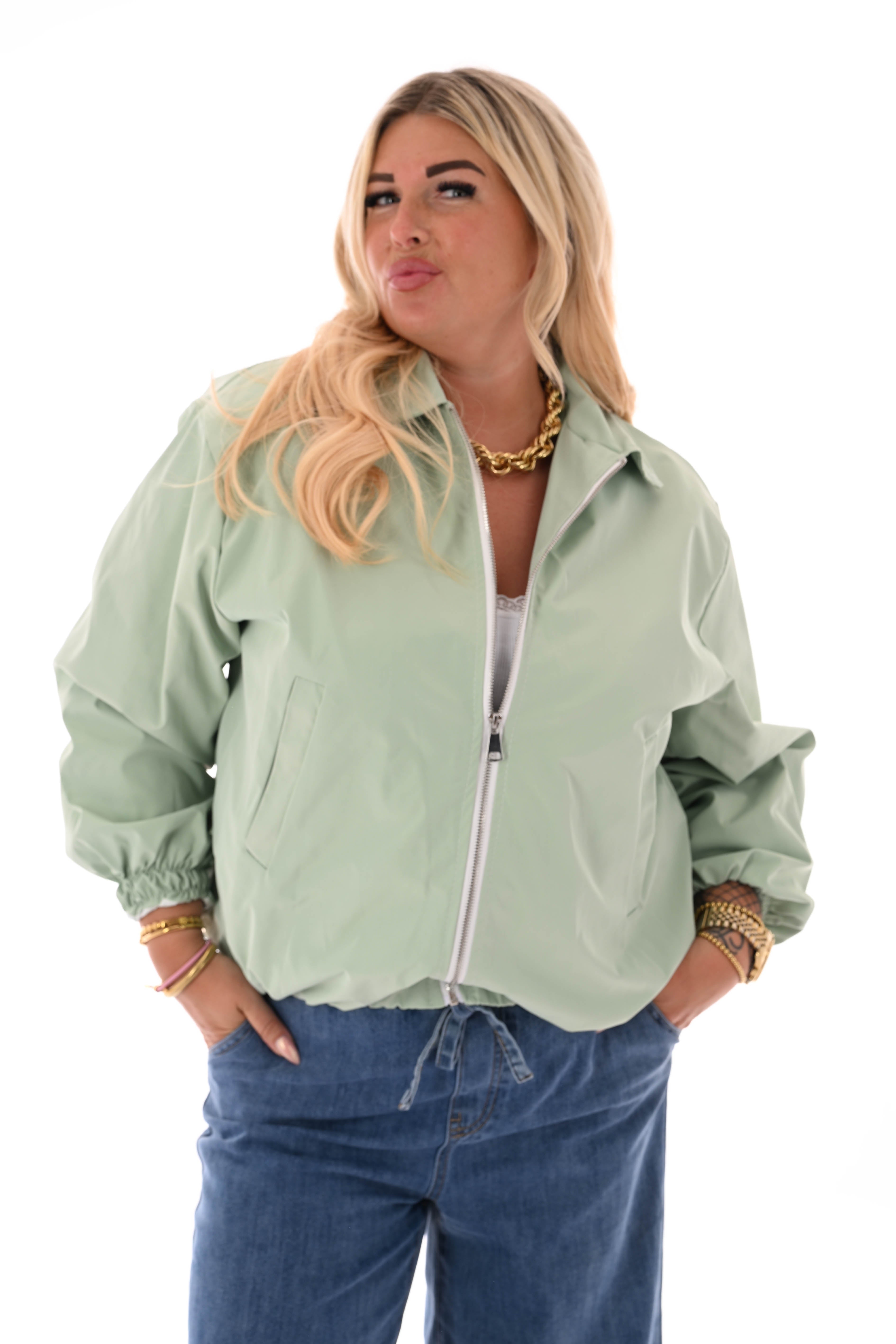 Kort jasje uni met kraag lindegroen