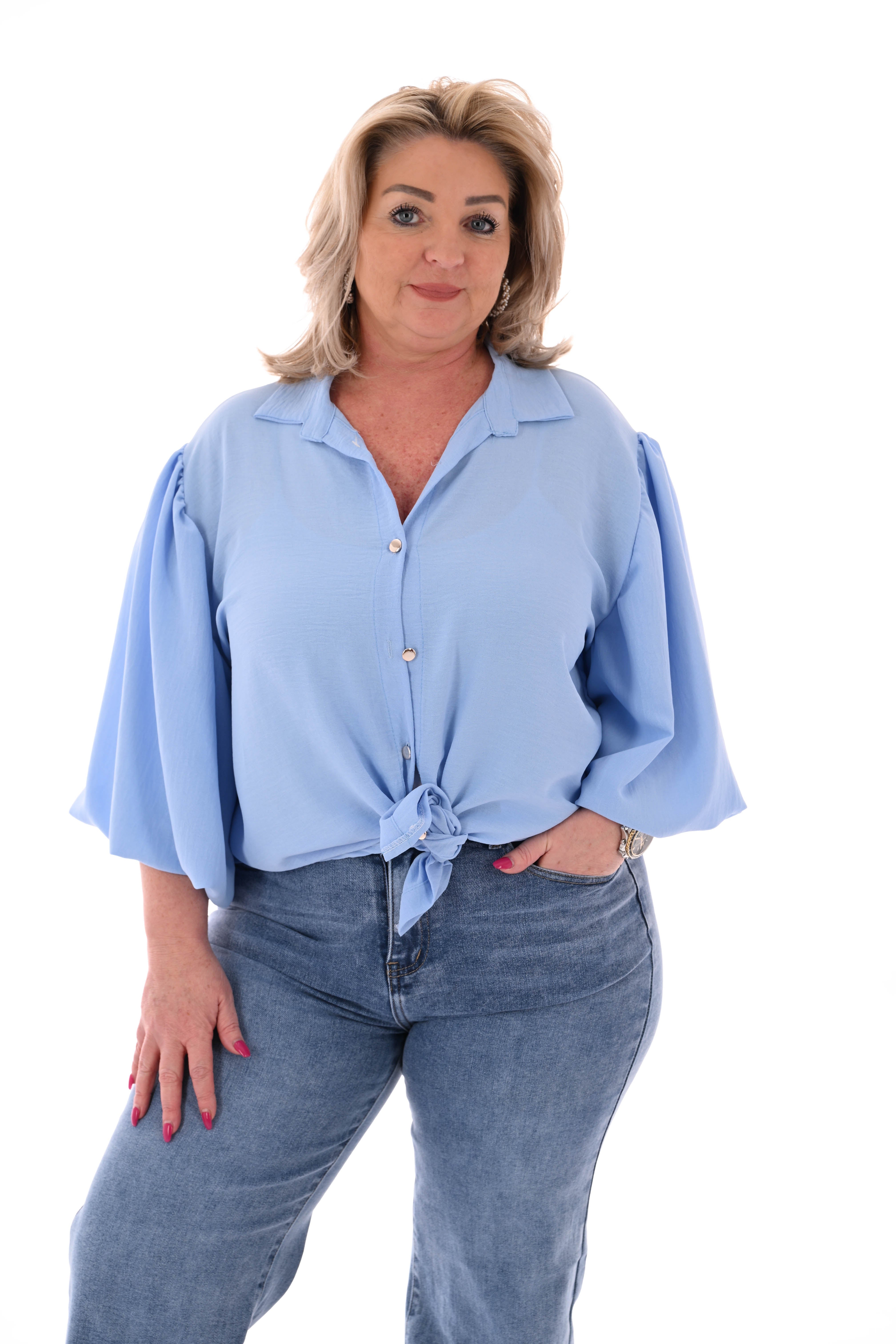 Doorknoop blouse korte pofmouwen lichtblauw