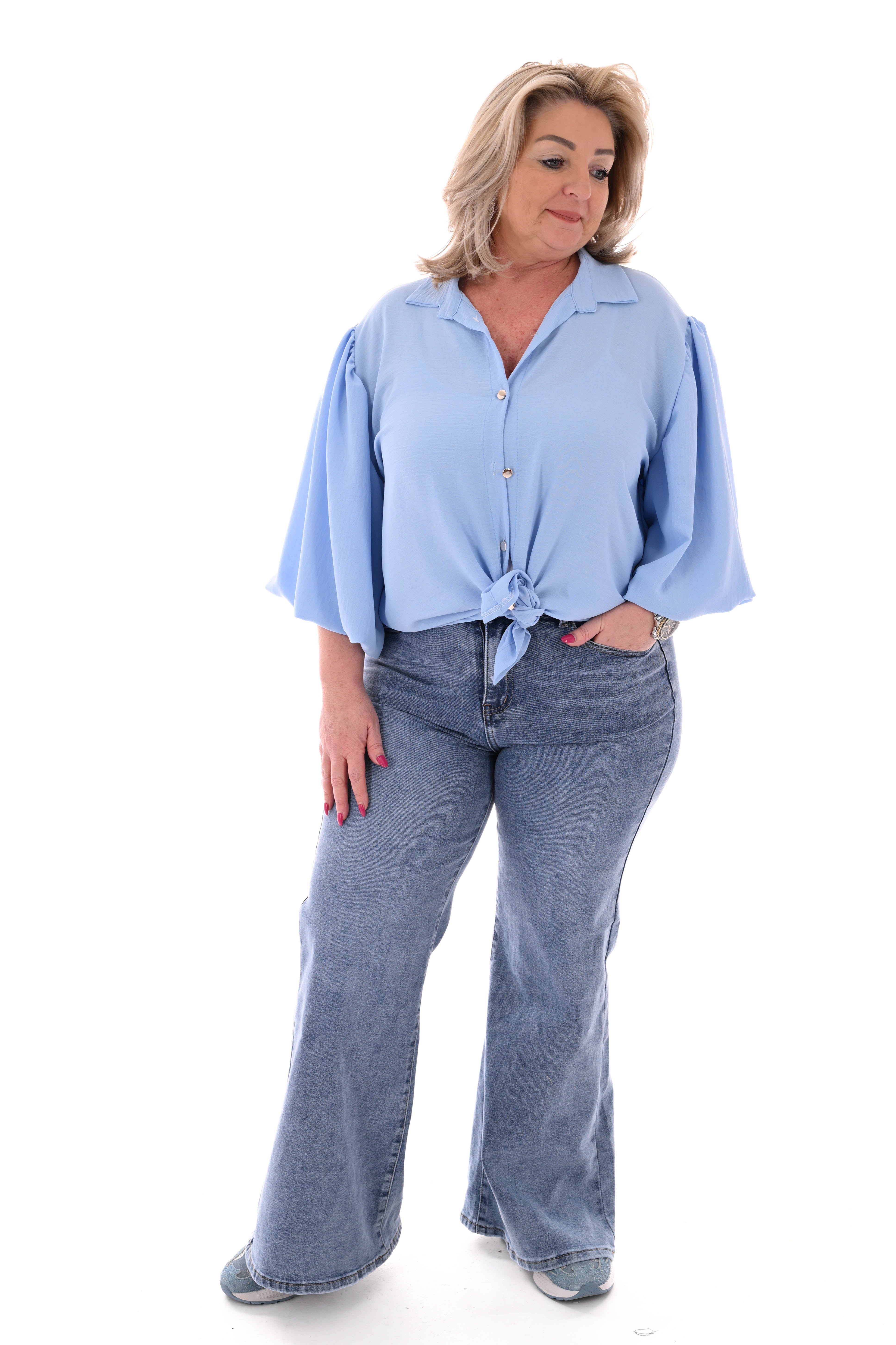 Doorknoop blouse korte pofmouwen lichtblauw