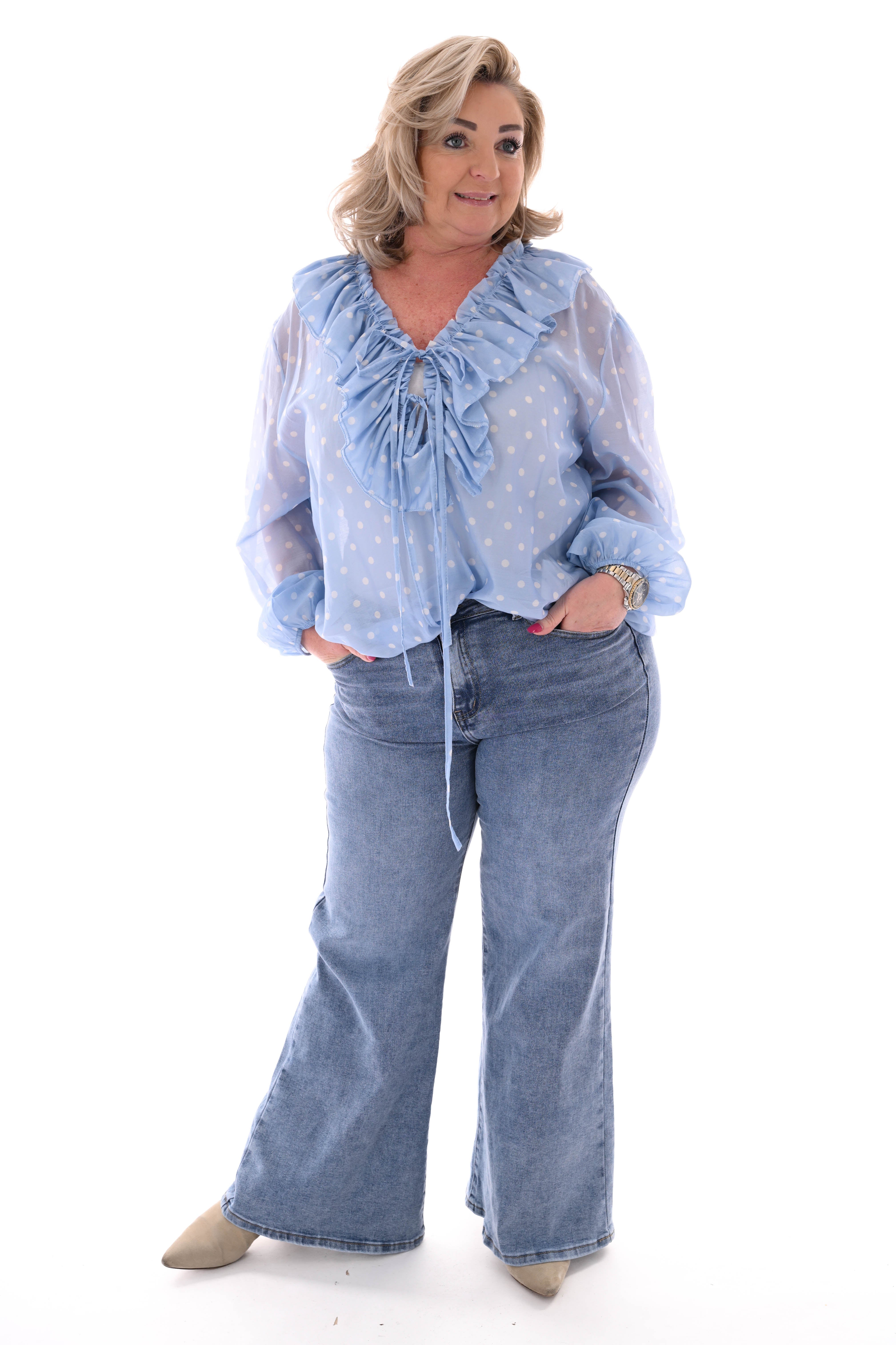 Blouse roezelkraag met dots lichtblauw