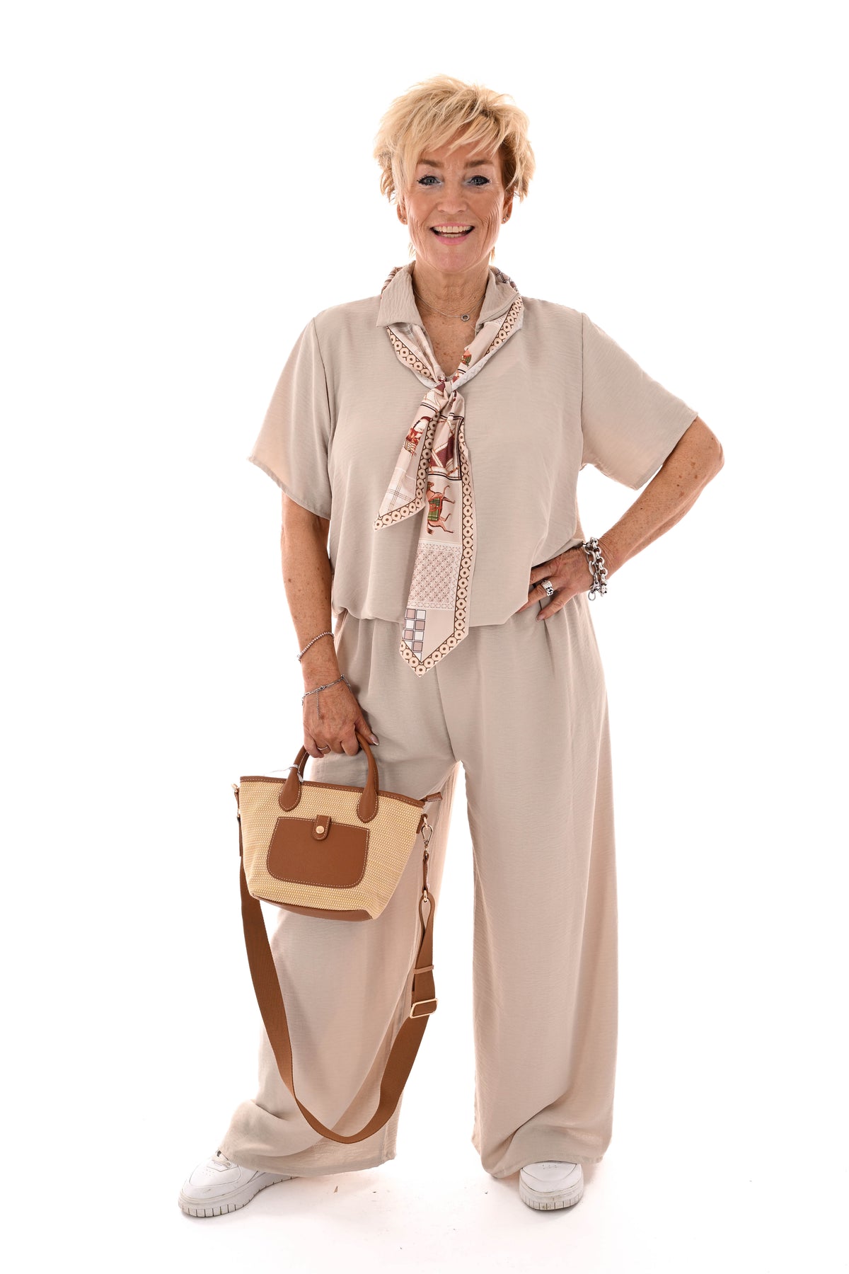 Tweedelig pak v-hals met sjaaltje uni beige