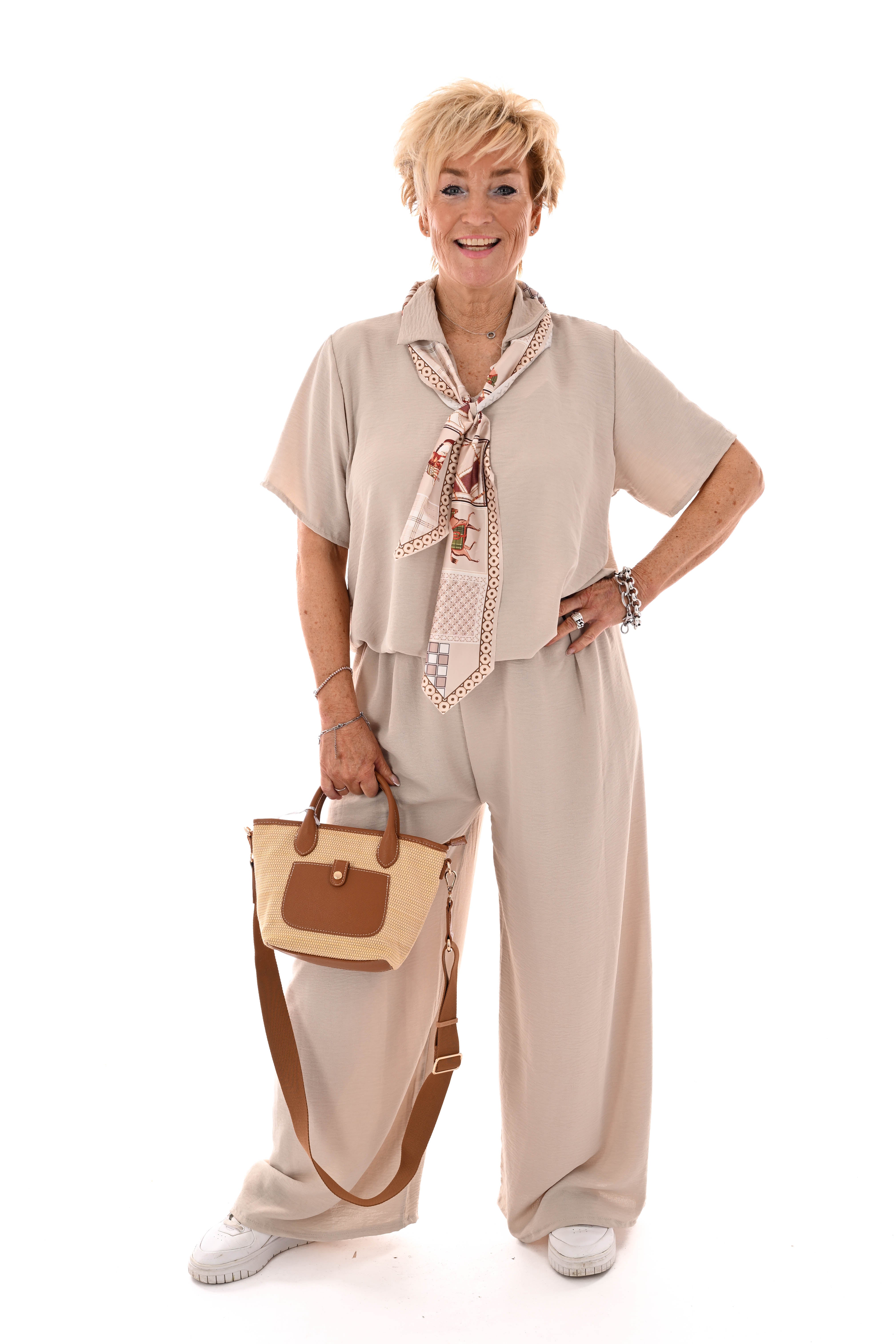 Tweedelig pak v-hals met sjaaltje uni beige