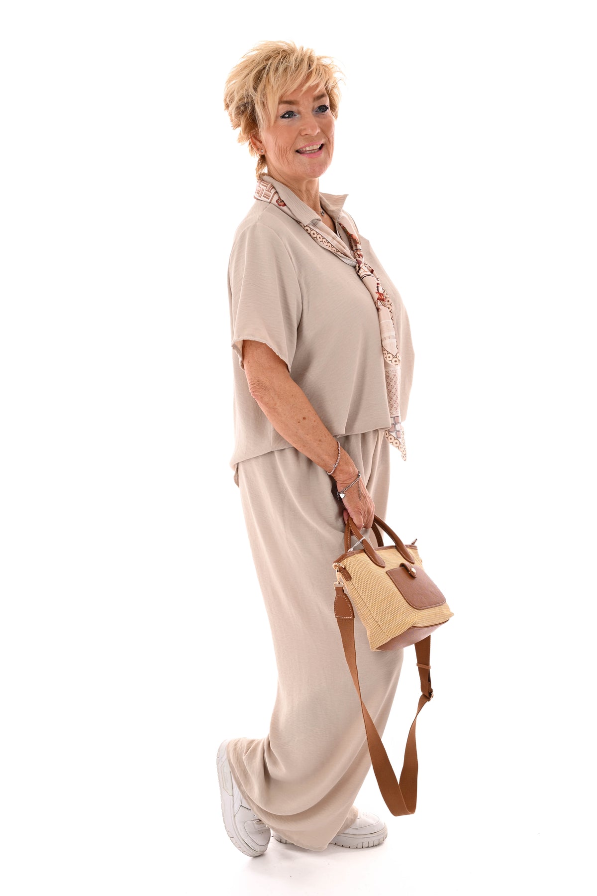 Tweedelig pak v-hals met sjaaltje uni beige