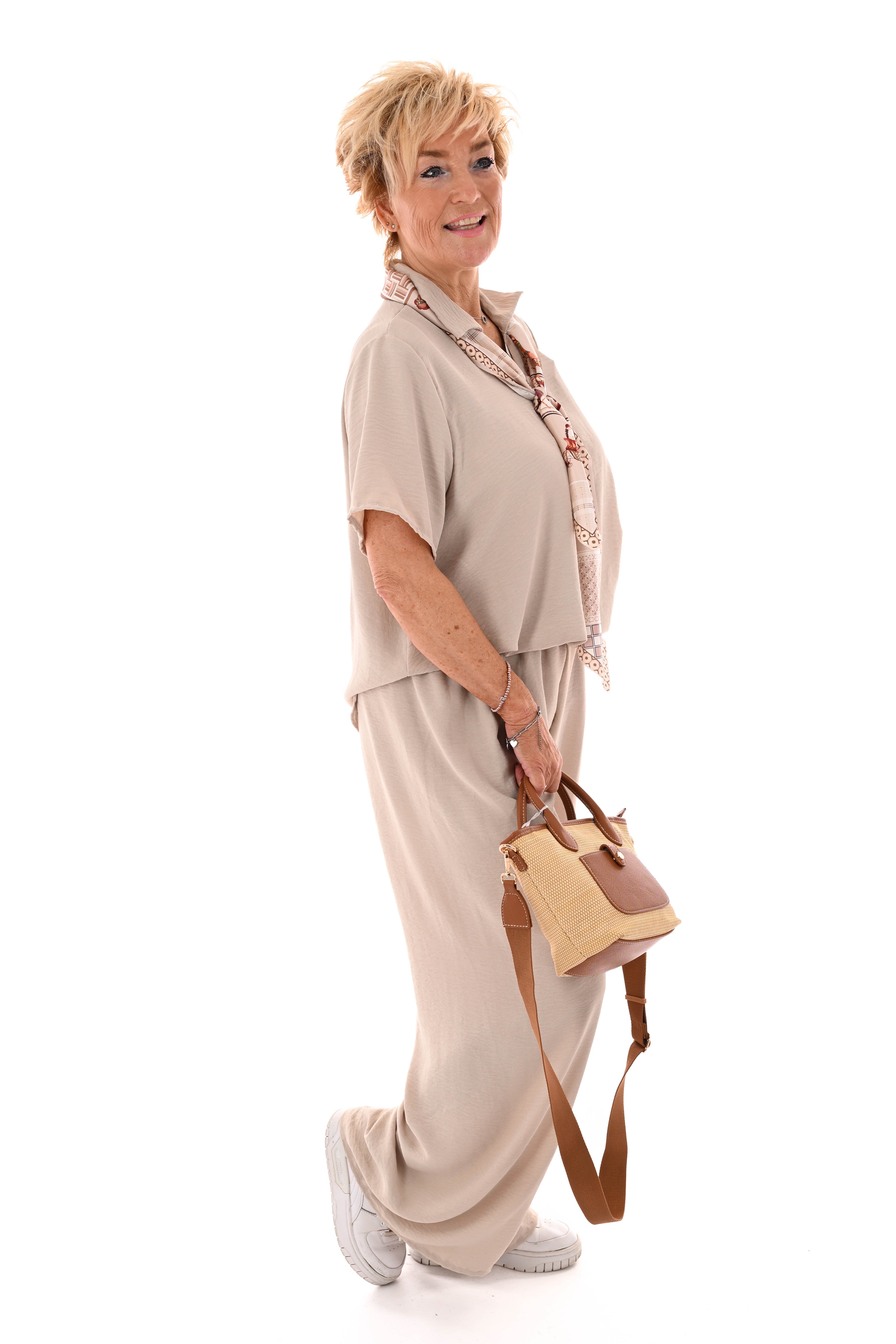 Tweedelig pak v-hals met sjaaltje uni beige