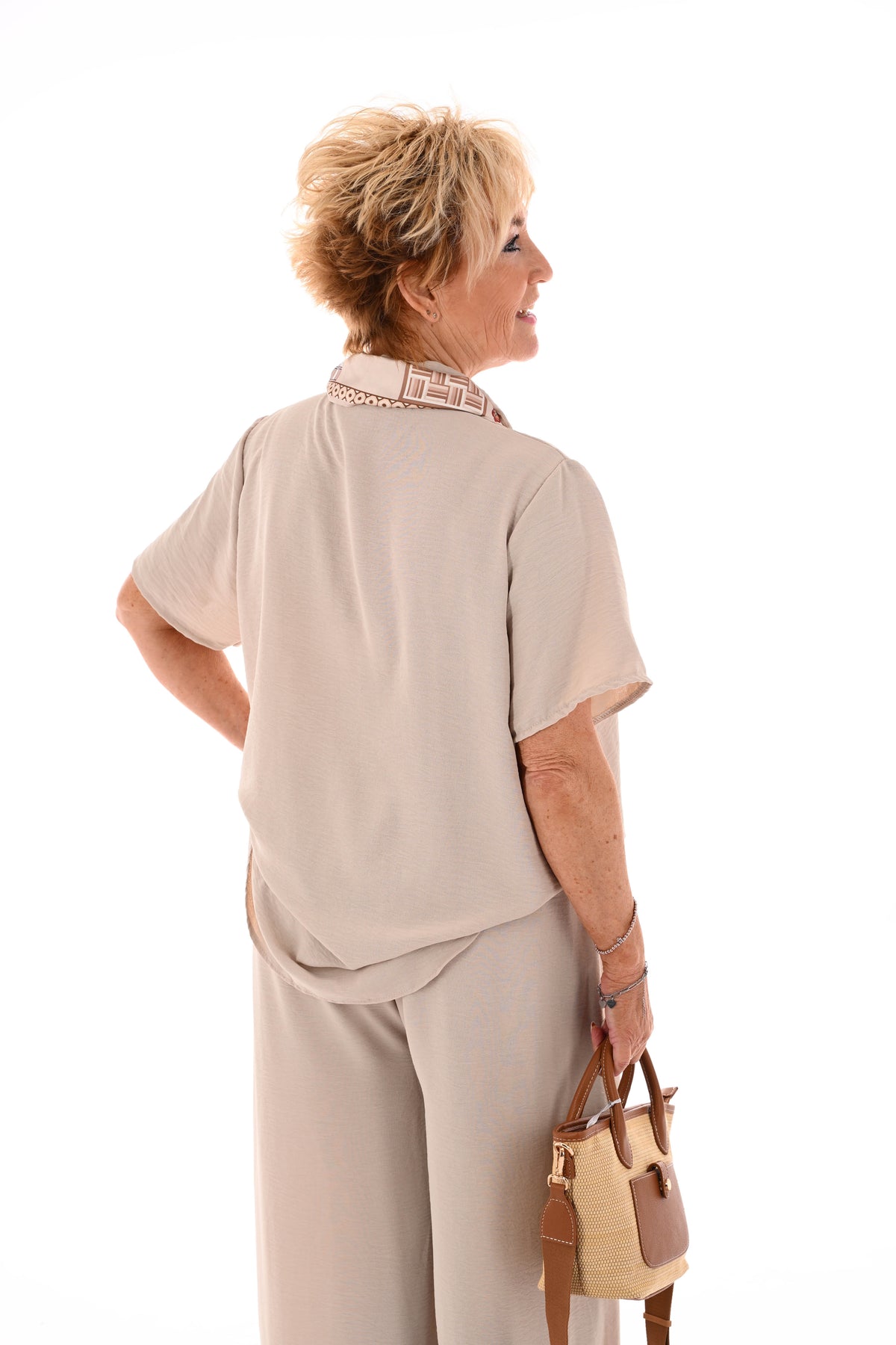 Tweedelig pak v-hals met sjaaltje uni beige