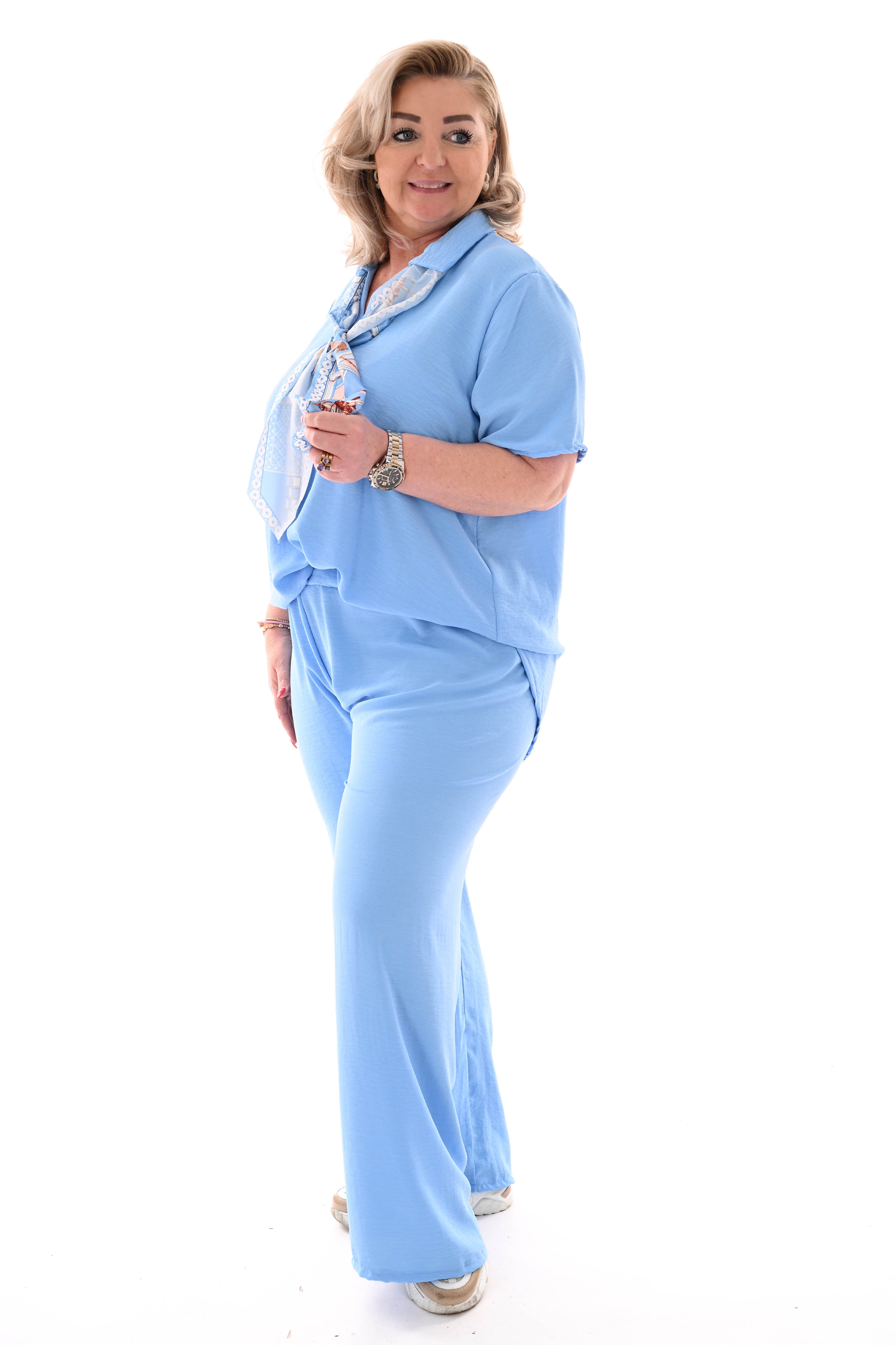 Tweedelig pak v-hals met sjaaltje uni lichtblauw