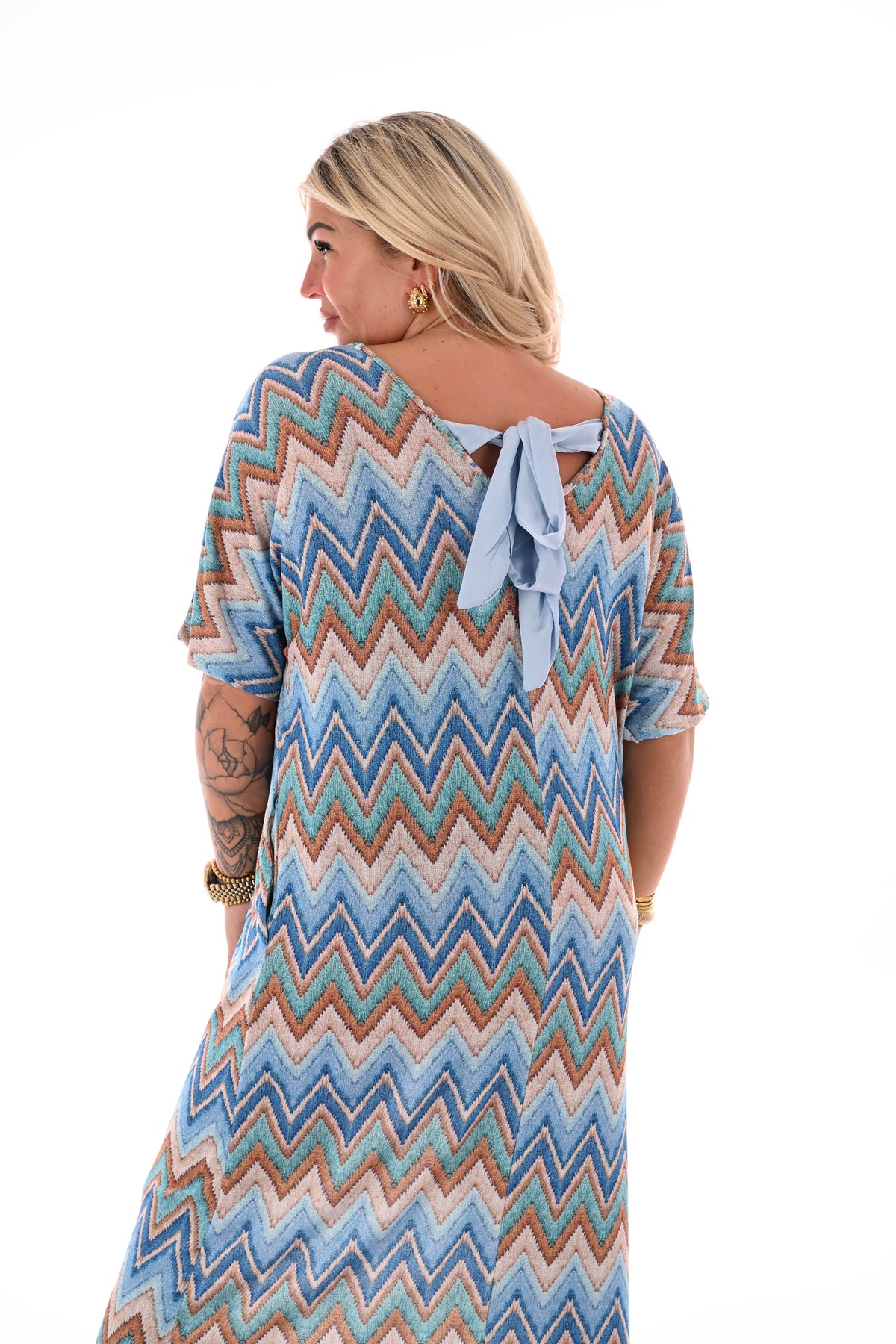 Jurk v-rug met strik zigzag lichtblauw/turquoise
