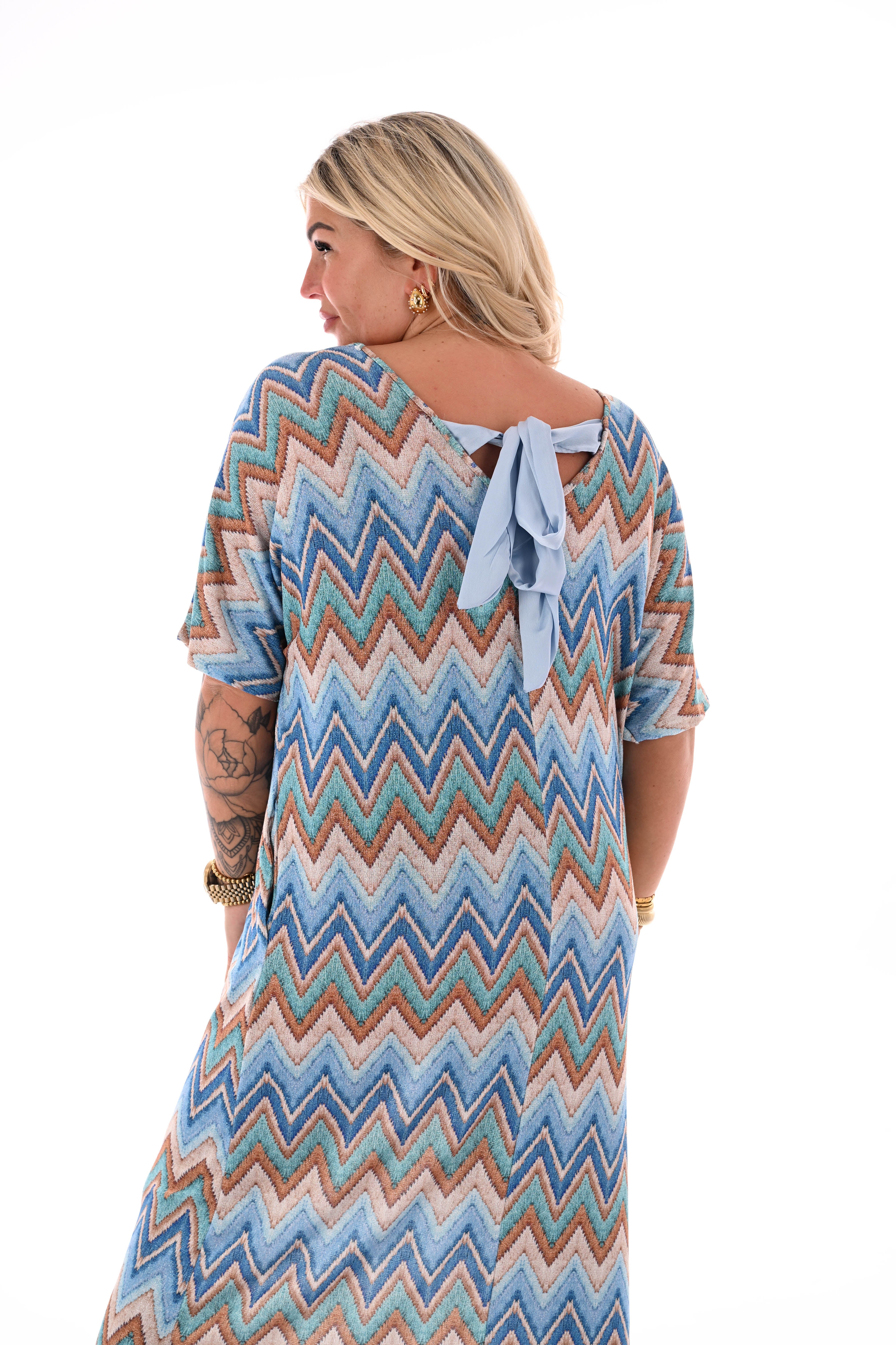 Jurk v-rug met strik zigzag lichtblauw/turquoise
