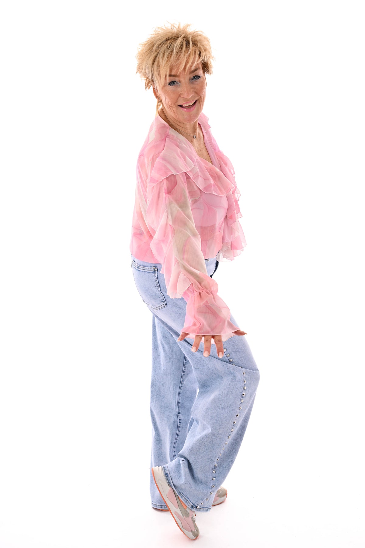 Blouse roezels met trompetmouwen abstract roomwit/roze