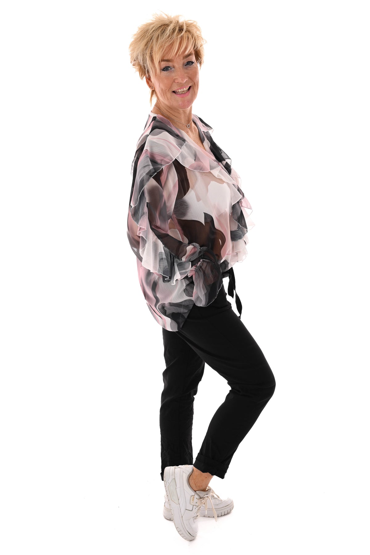 Blouse roezels met trompetmouwen abstract zwart/roze