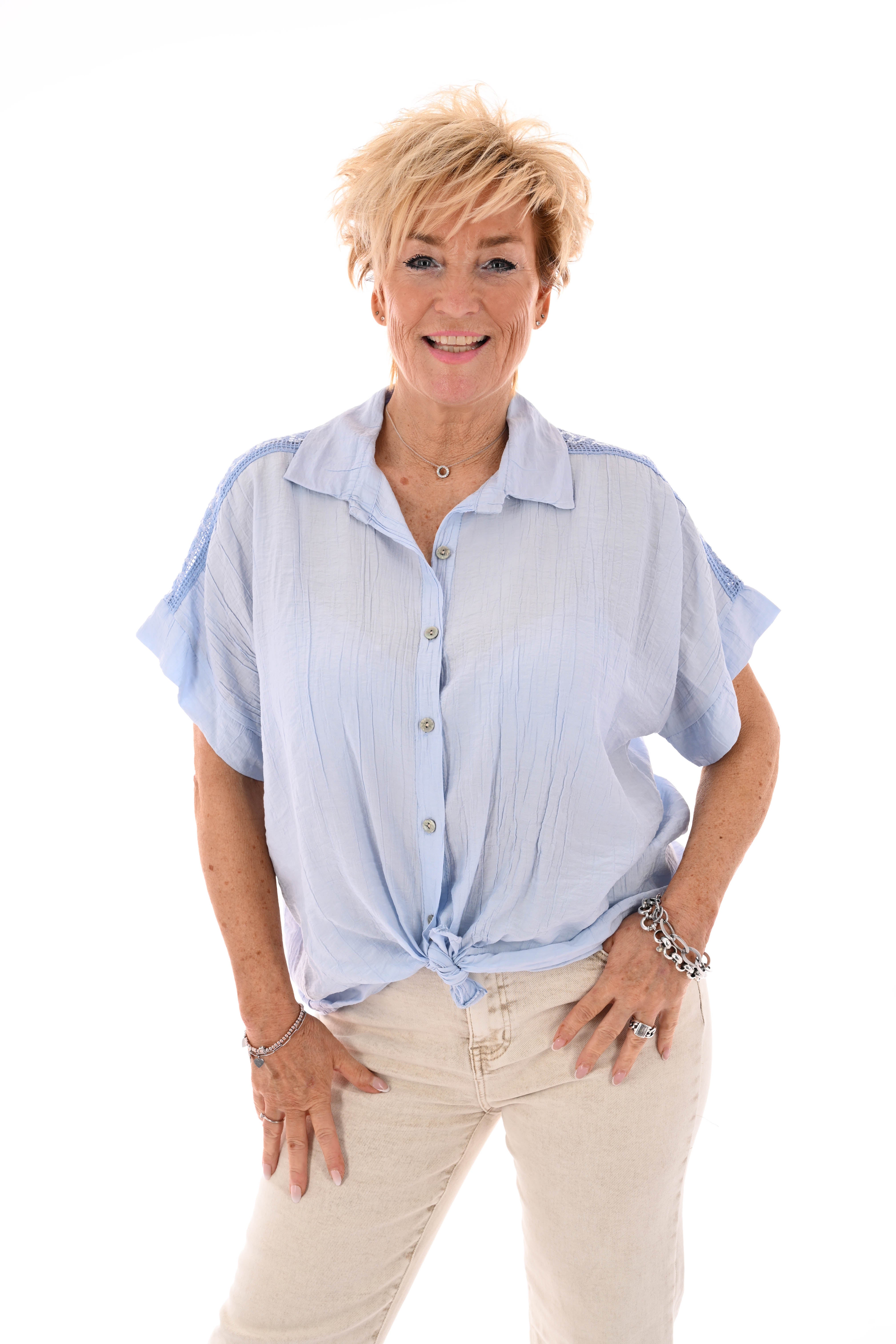 Blouse korte mouwen pailletten details lichtblauw
