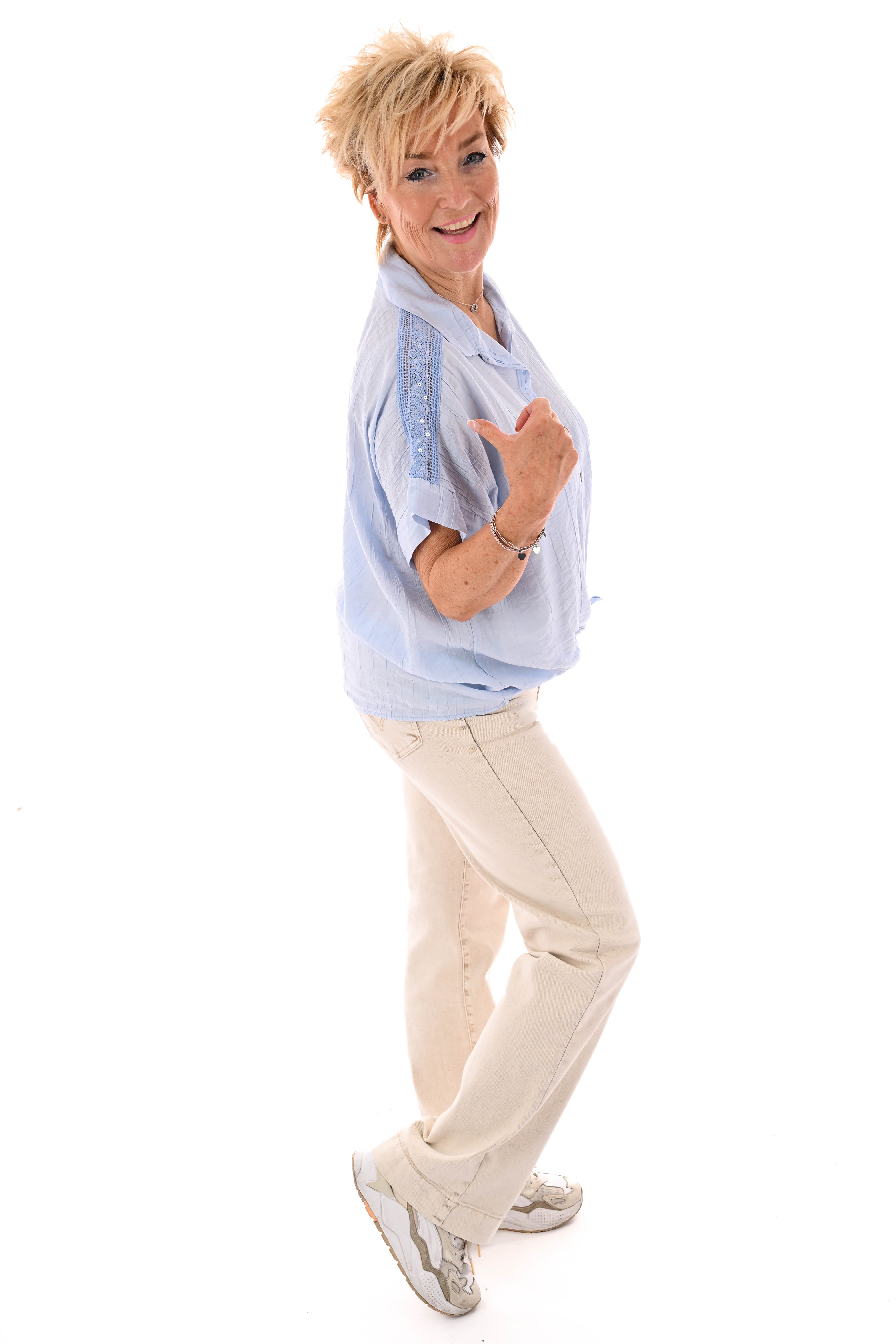 Blouse korte mouwen pailletten details lichtblauw