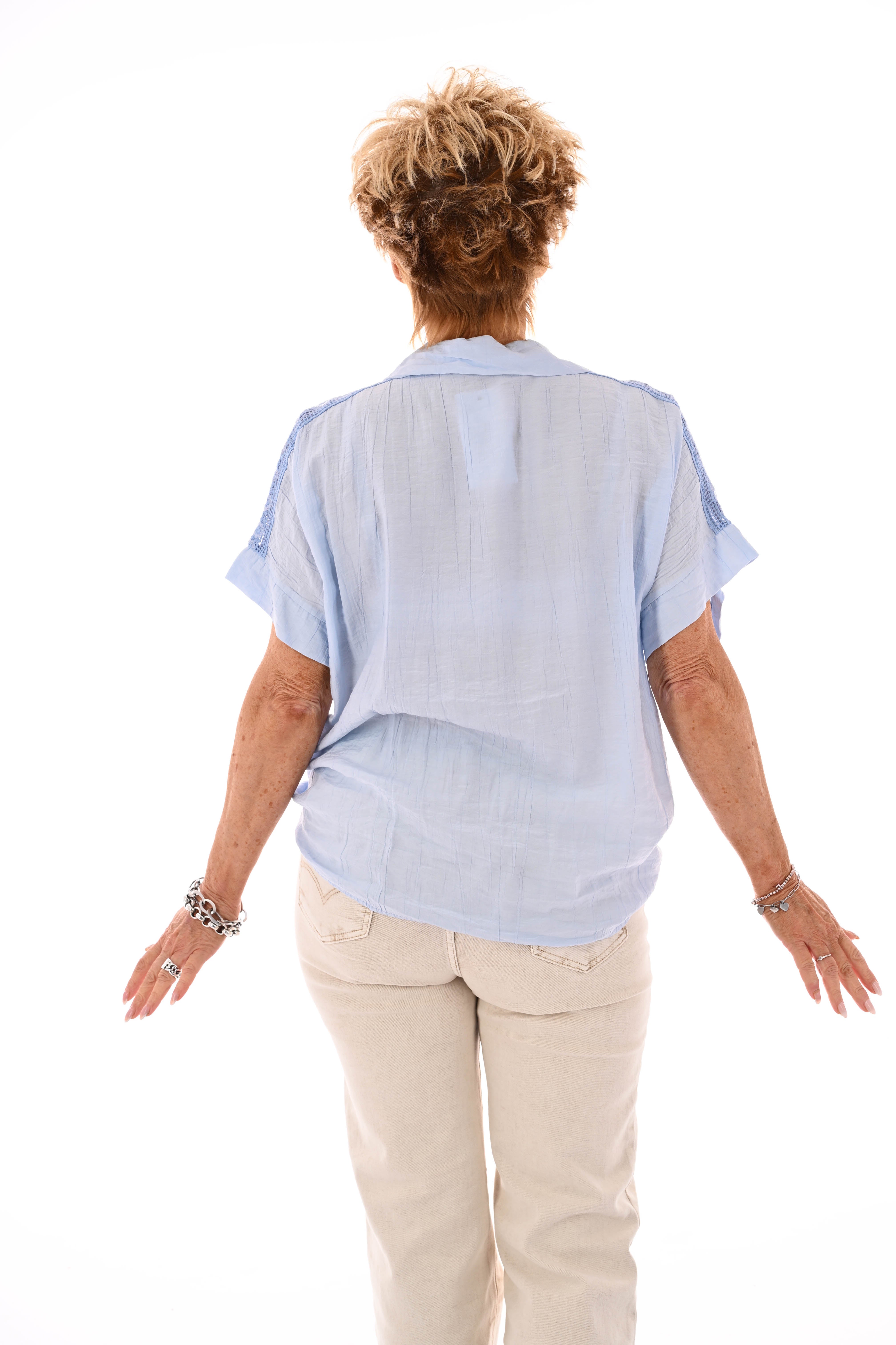 Blouse korte mouwen pailletten details lichtblauw
