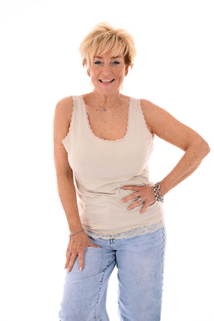 Hemdje kanten onderrand beige