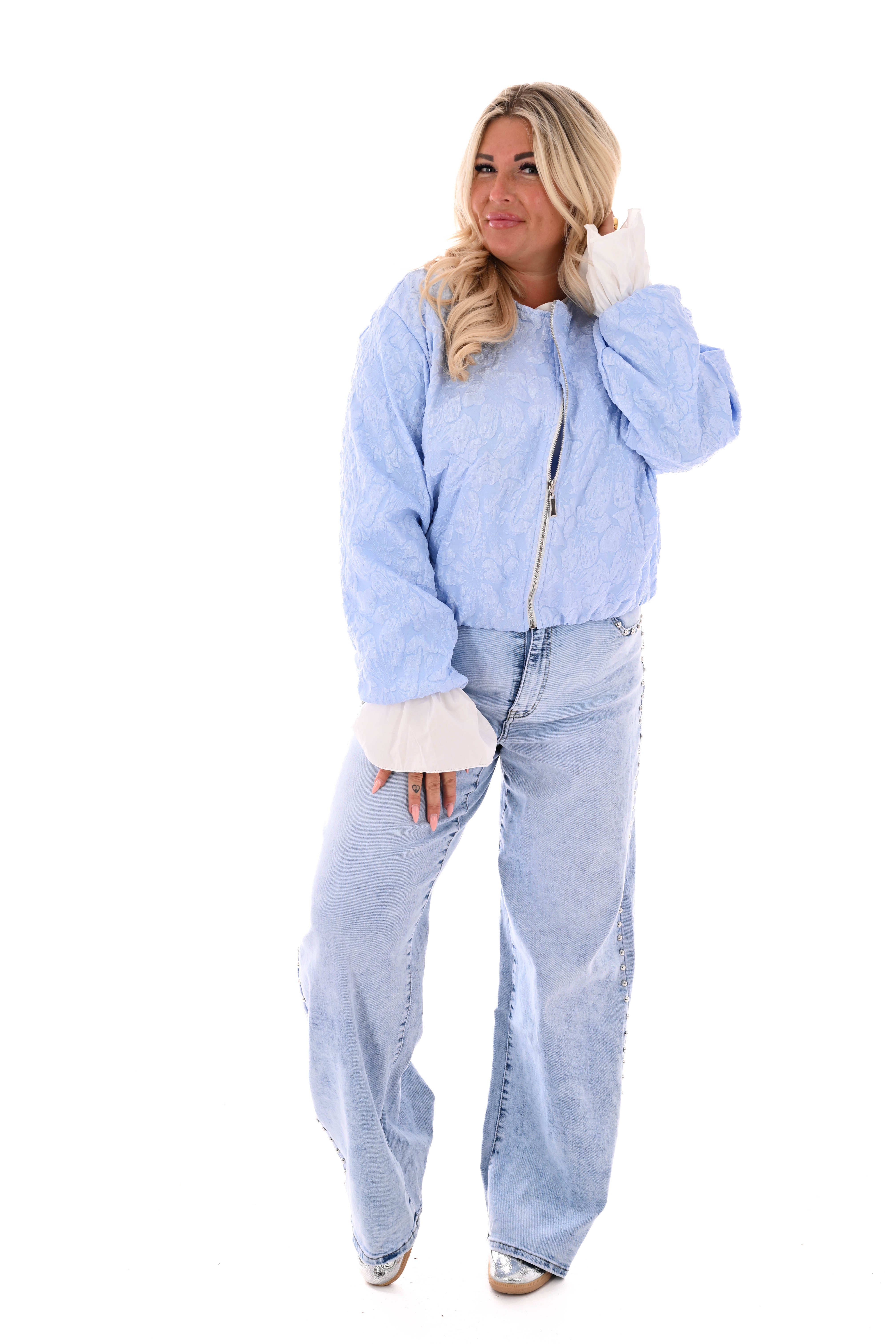 Korte structuur bomber met pofmouwen lichtblauw