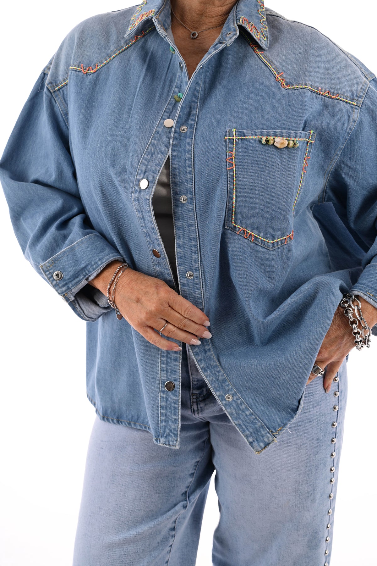 Denim blouse gekleurde stiksels lichtblauw