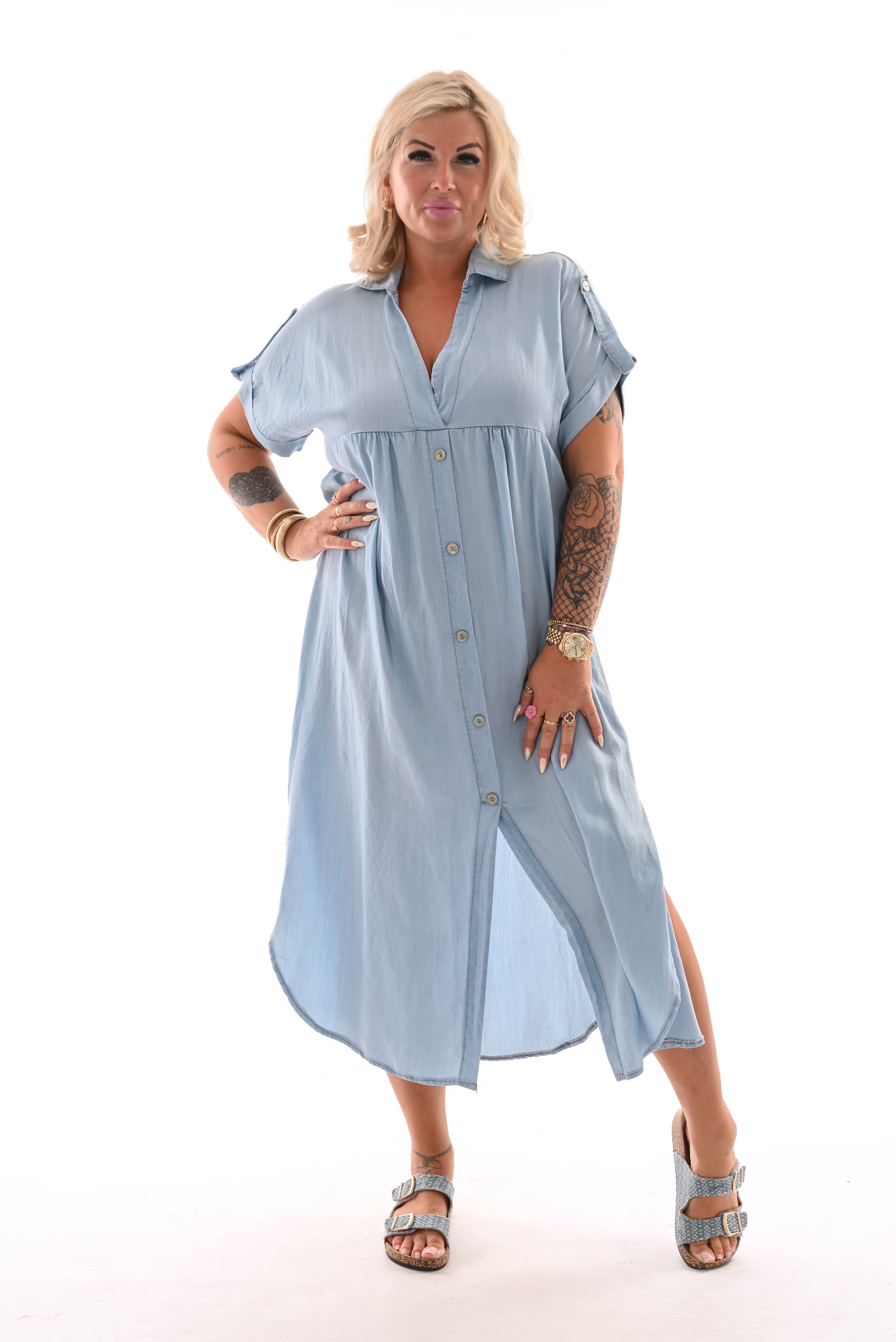 Jeans jurk v-hals met ophaalmouwen lichtblauw