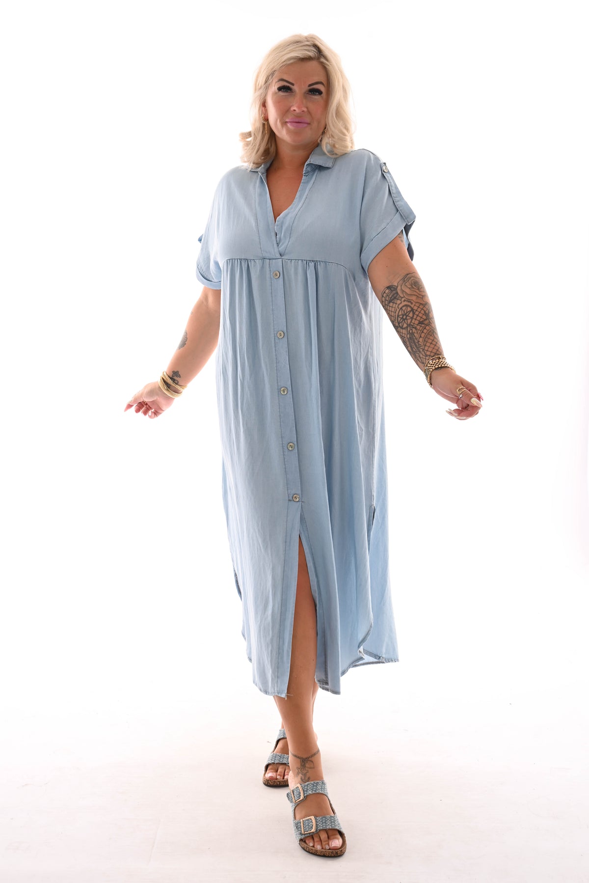 Jeans jurk v-hals met ophaalmouwen lichtblauw
