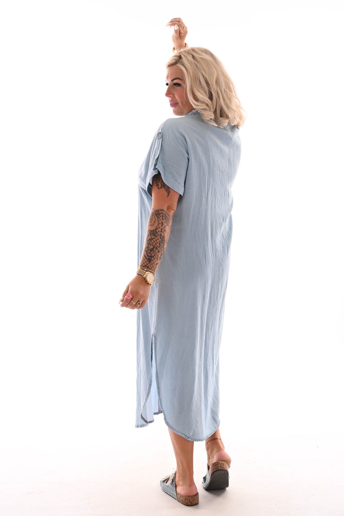 Jeans jurk v-hals met ophaalmouwen lichtblauw