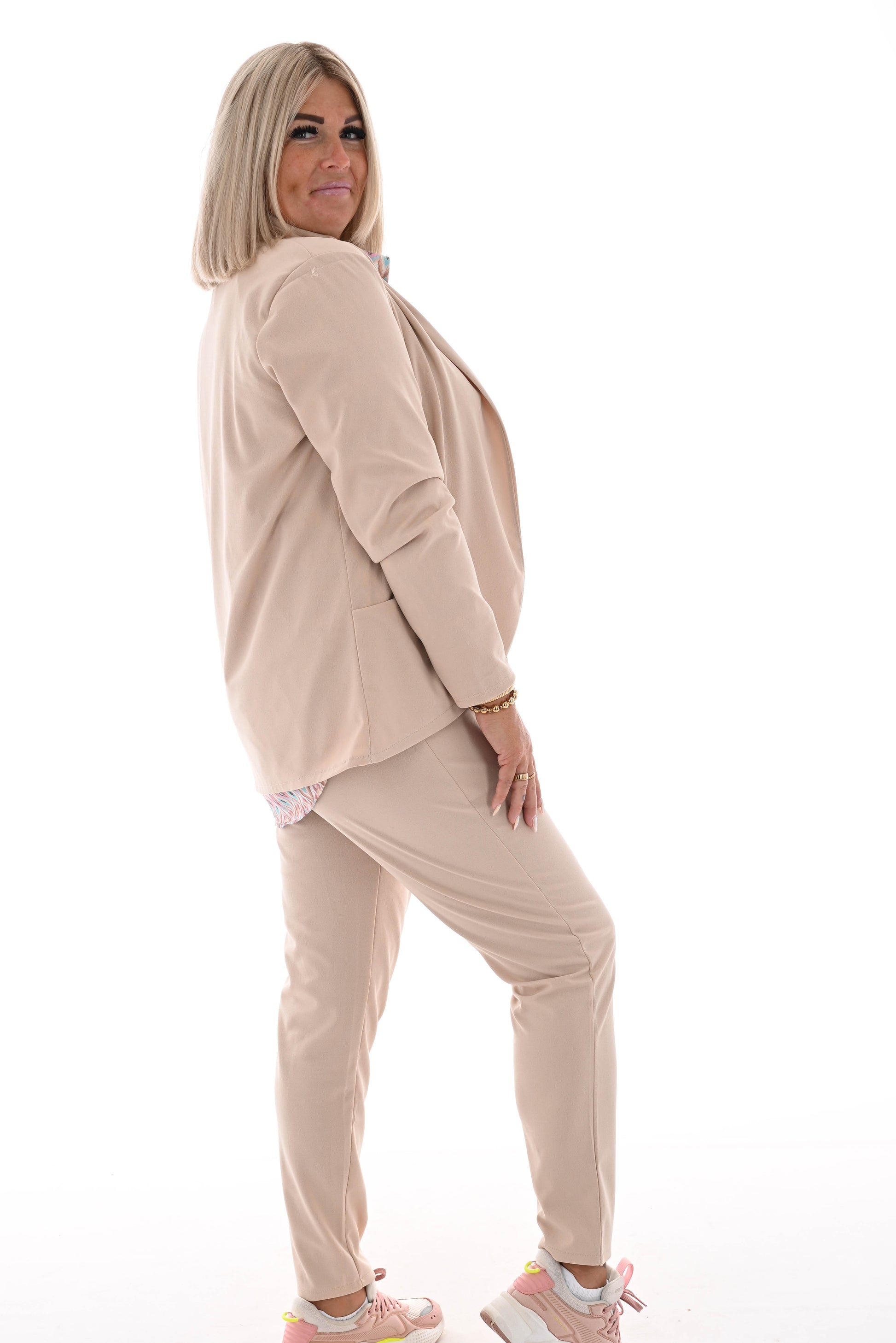 Tweedelig stretchpak met strik beige