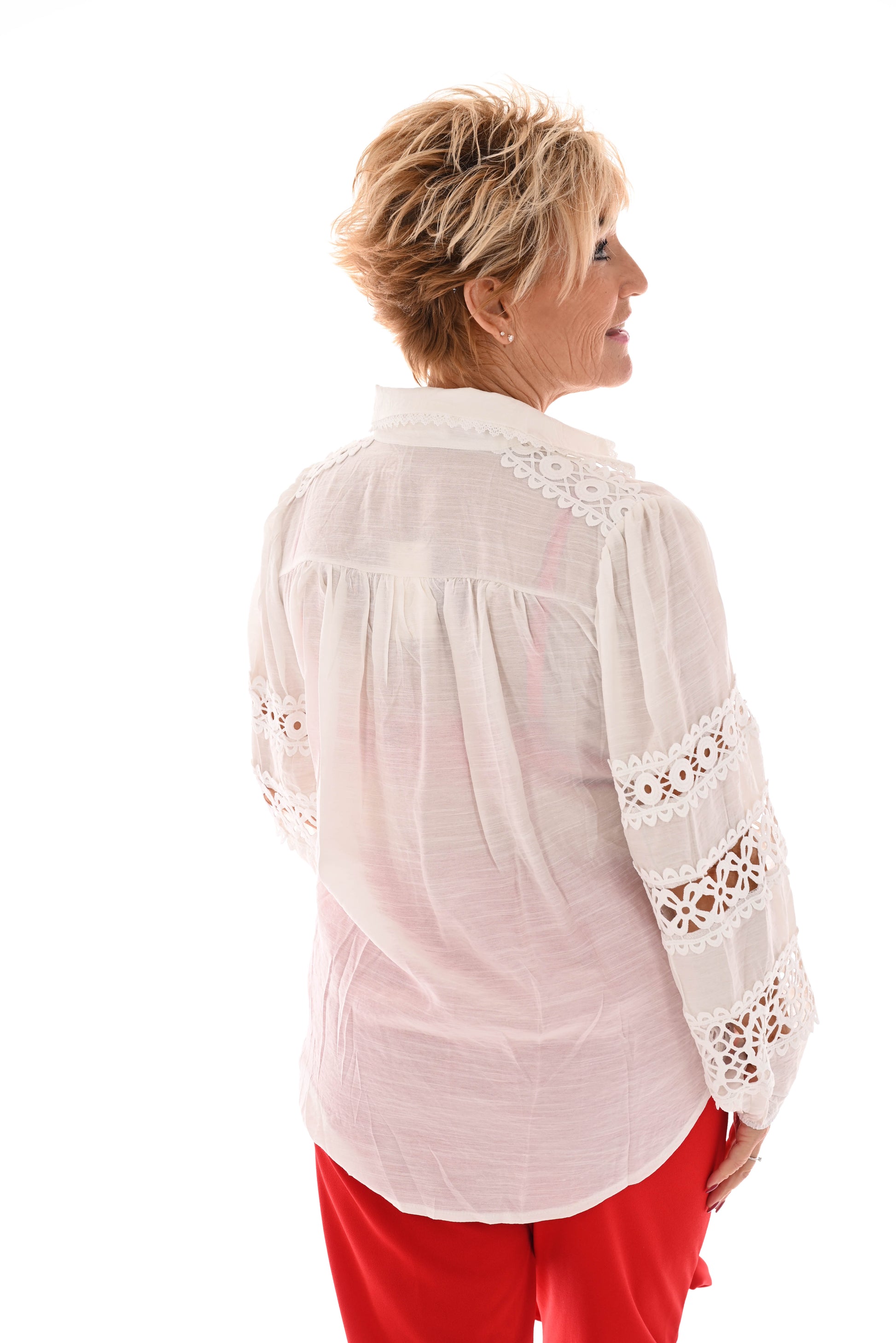 Korte doorknoop blouse broderie detail wit