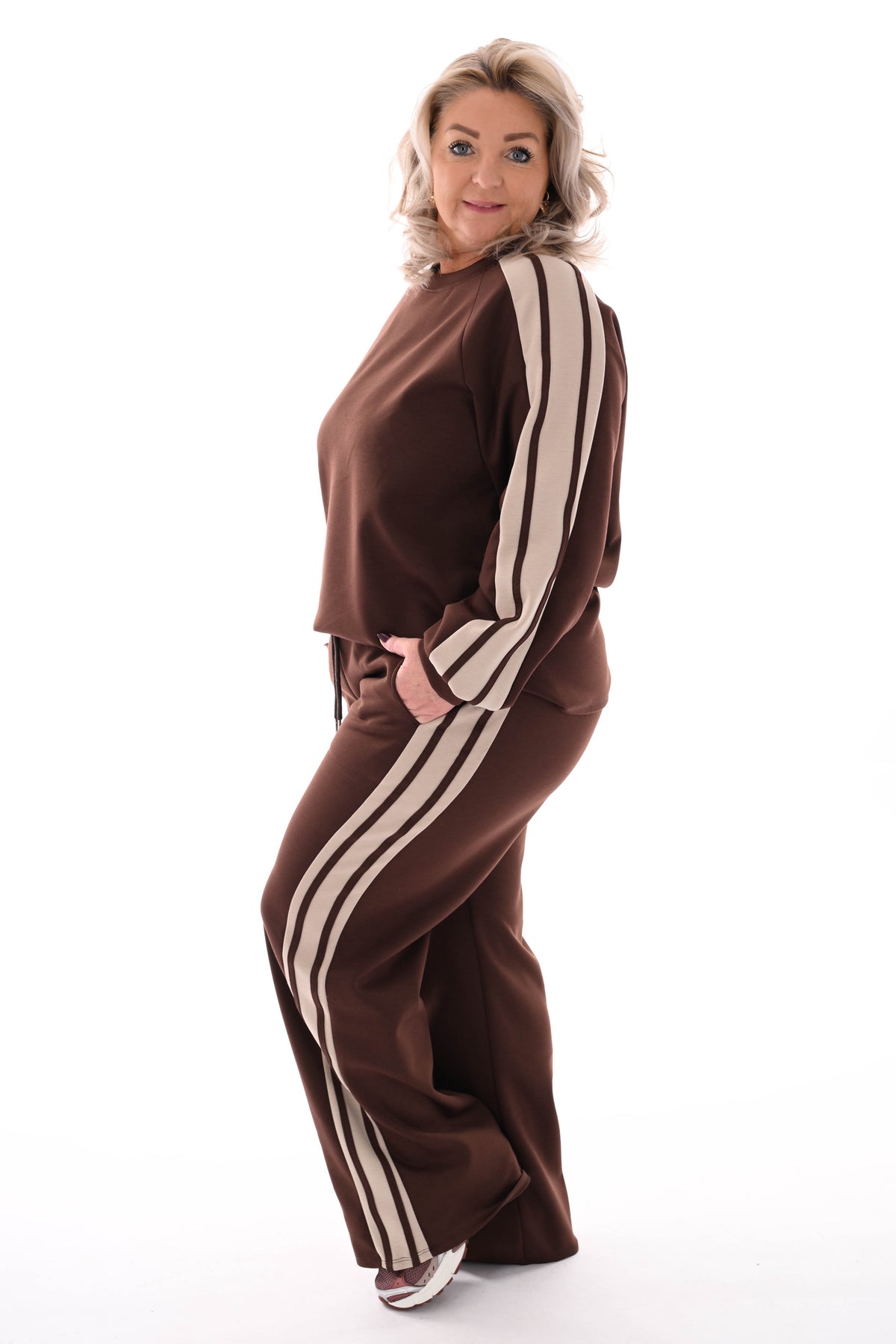 Tweedelig pak strepen bies bruin