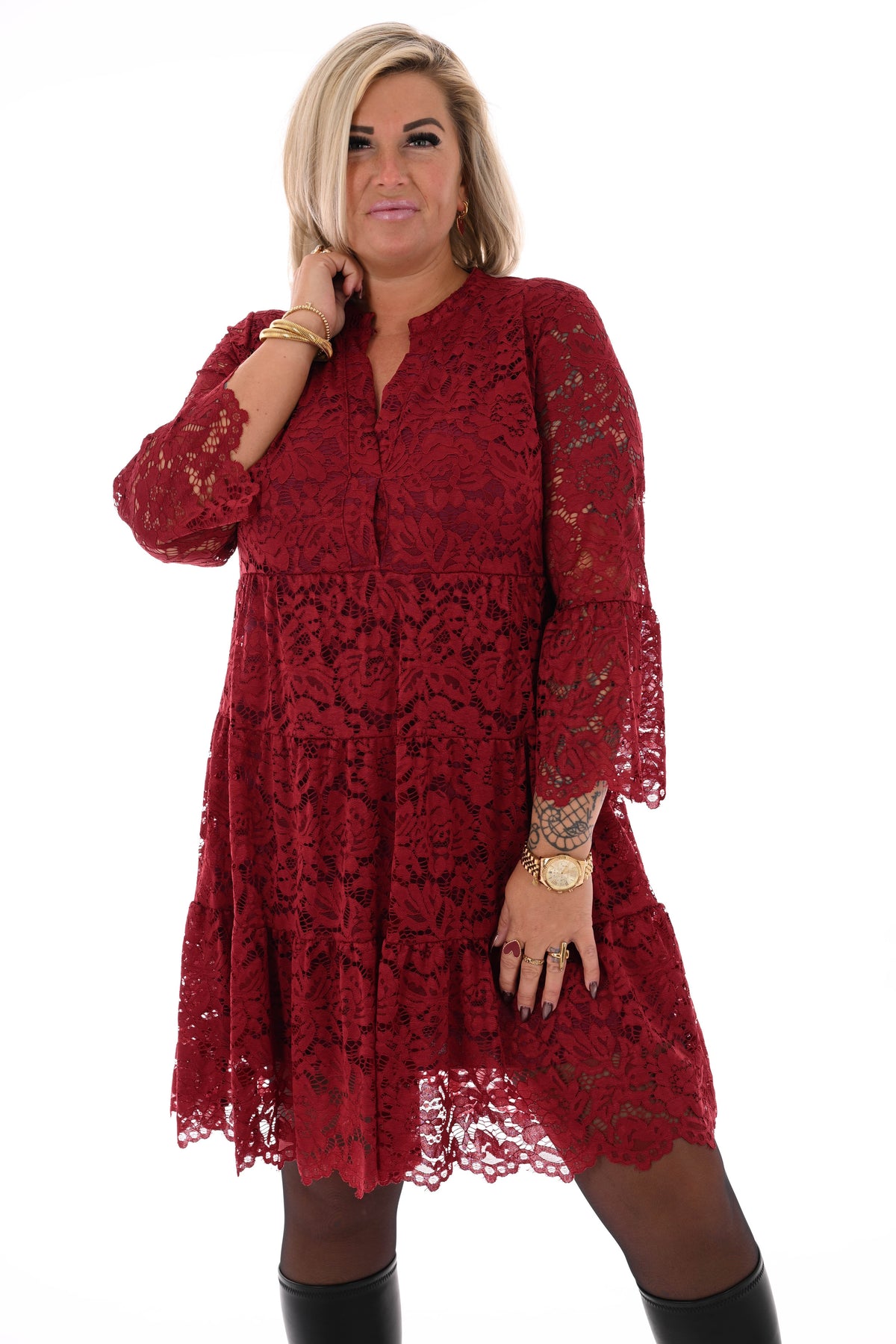 Korte kanten jurk met v-hals bordeaux