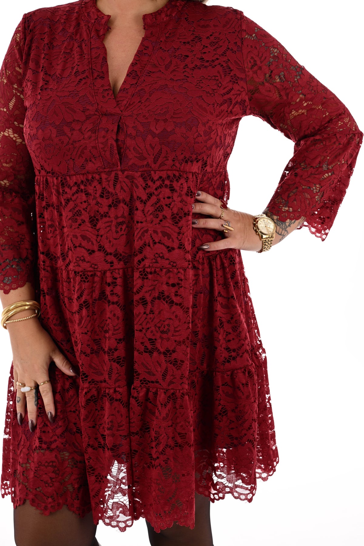 Korte kanten jurk met v-hals bordeaux