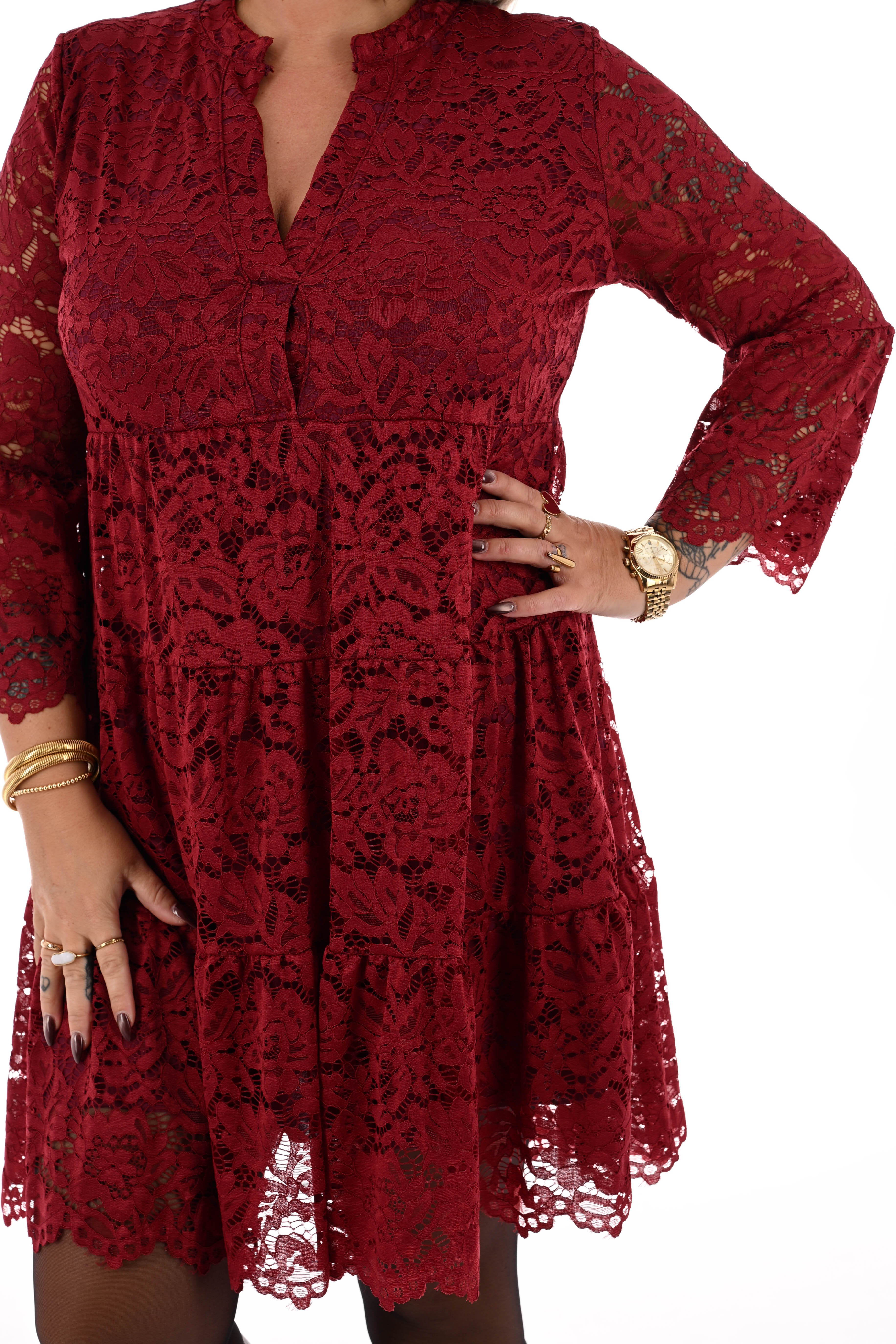 Korte kanten jurk met v-hals bordeaux