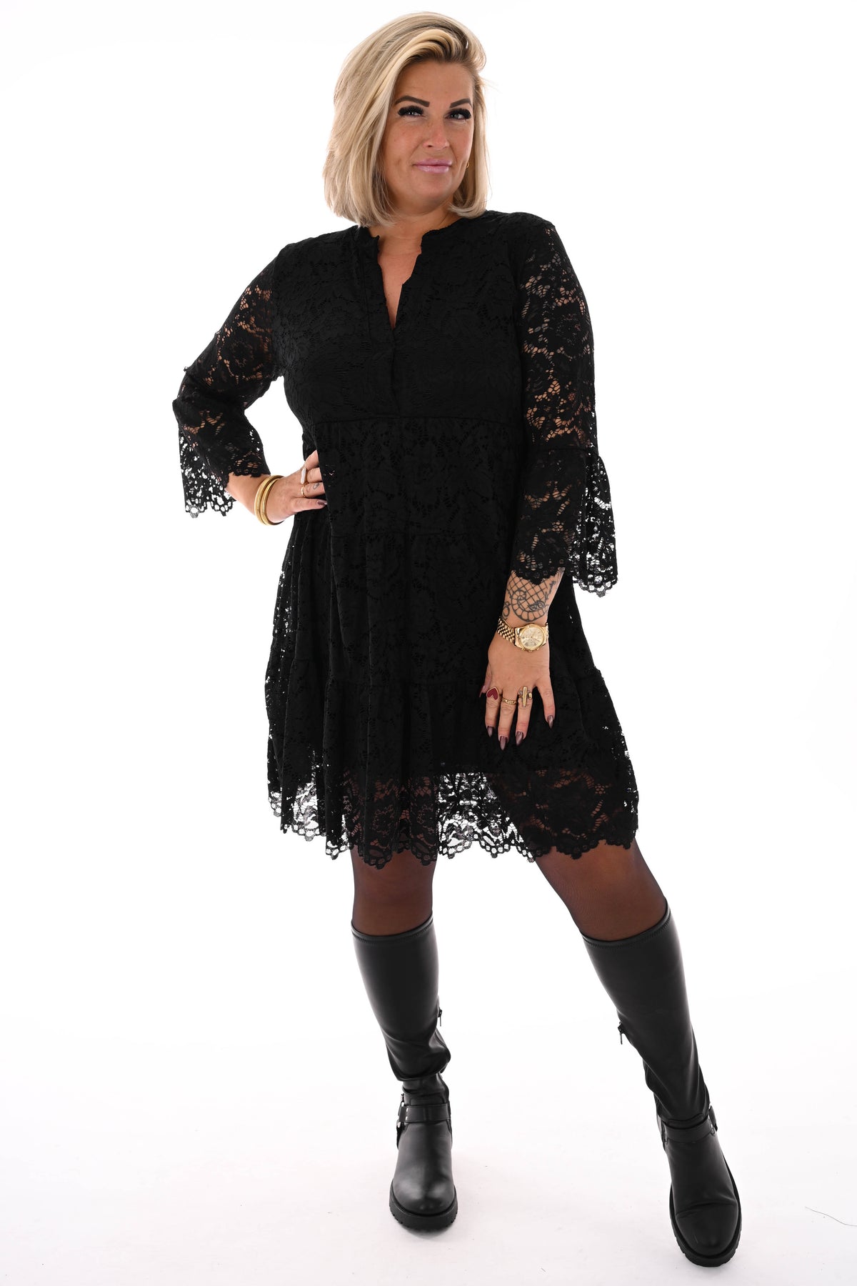 Korte kanten jurk met v-hals zwart