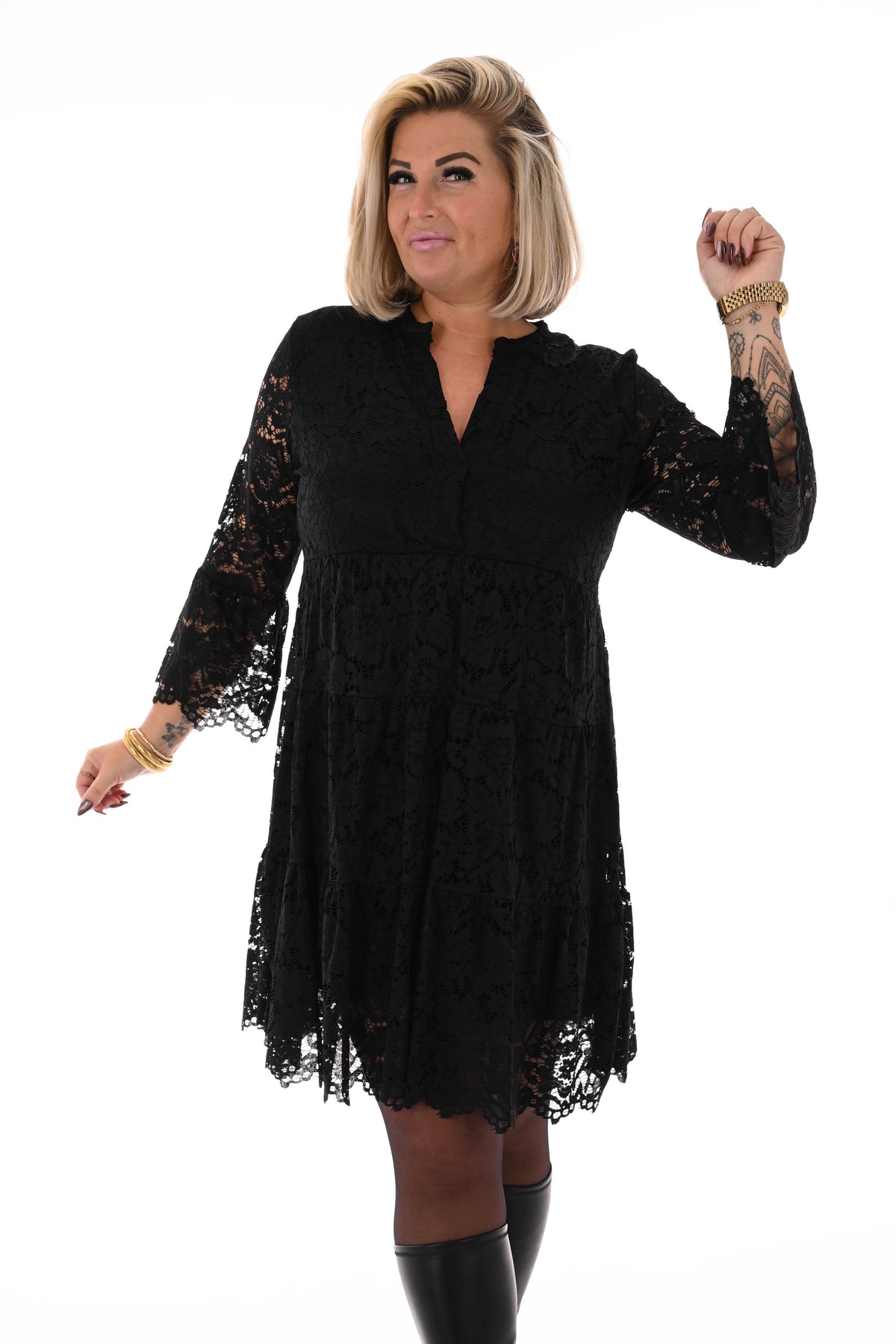 Korte kanten jurk met v-hals zwart