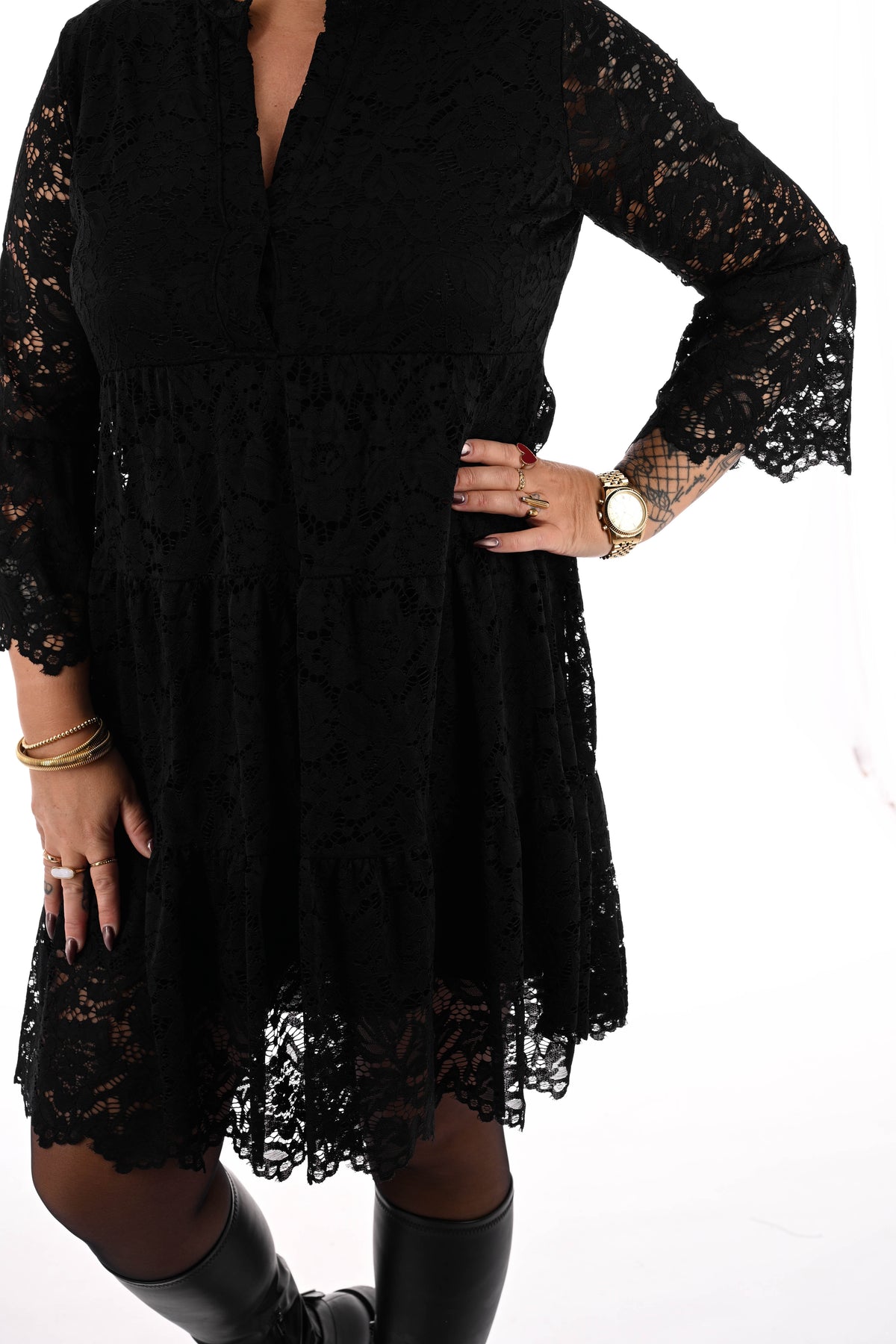 Korte kanten jurk met v-hals zwart