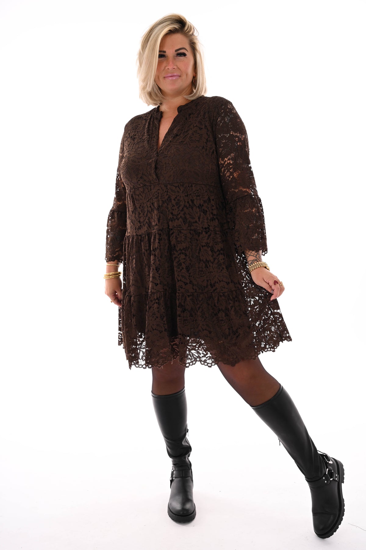 Korte kanten jurk met v-hals donkerbruin