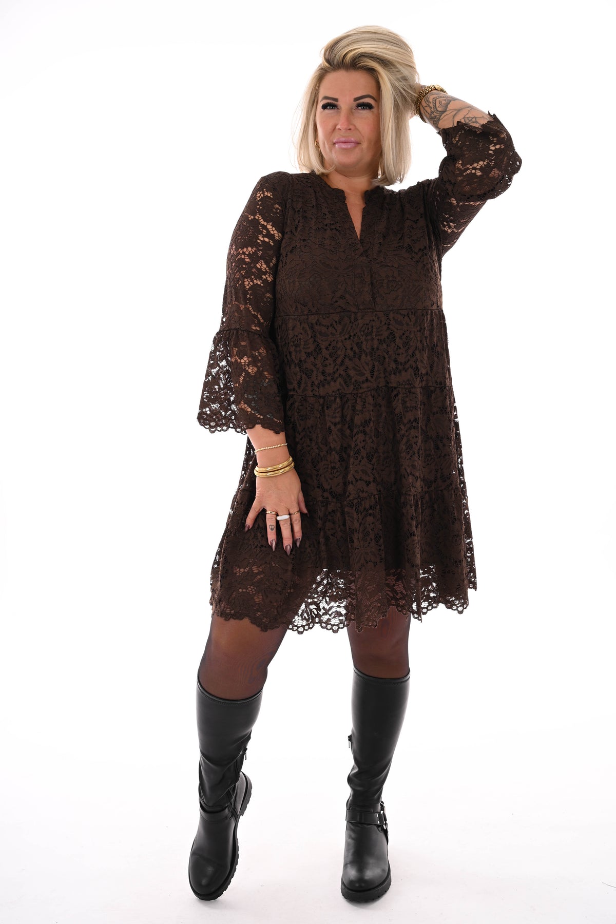 Korte kanten jurk met v-hals donkerbruin