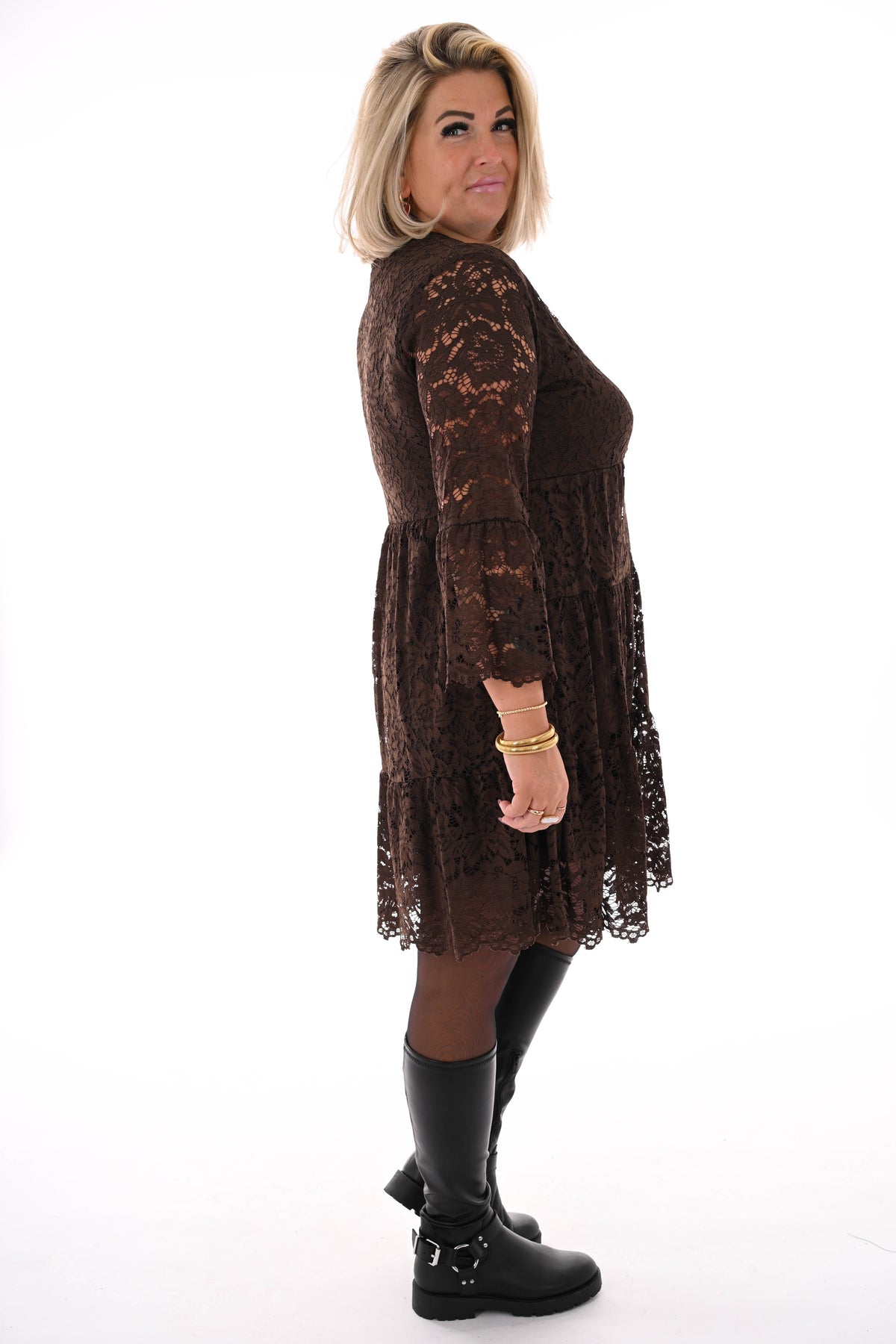 Korte kanten jurk met v-hals donkerbruin