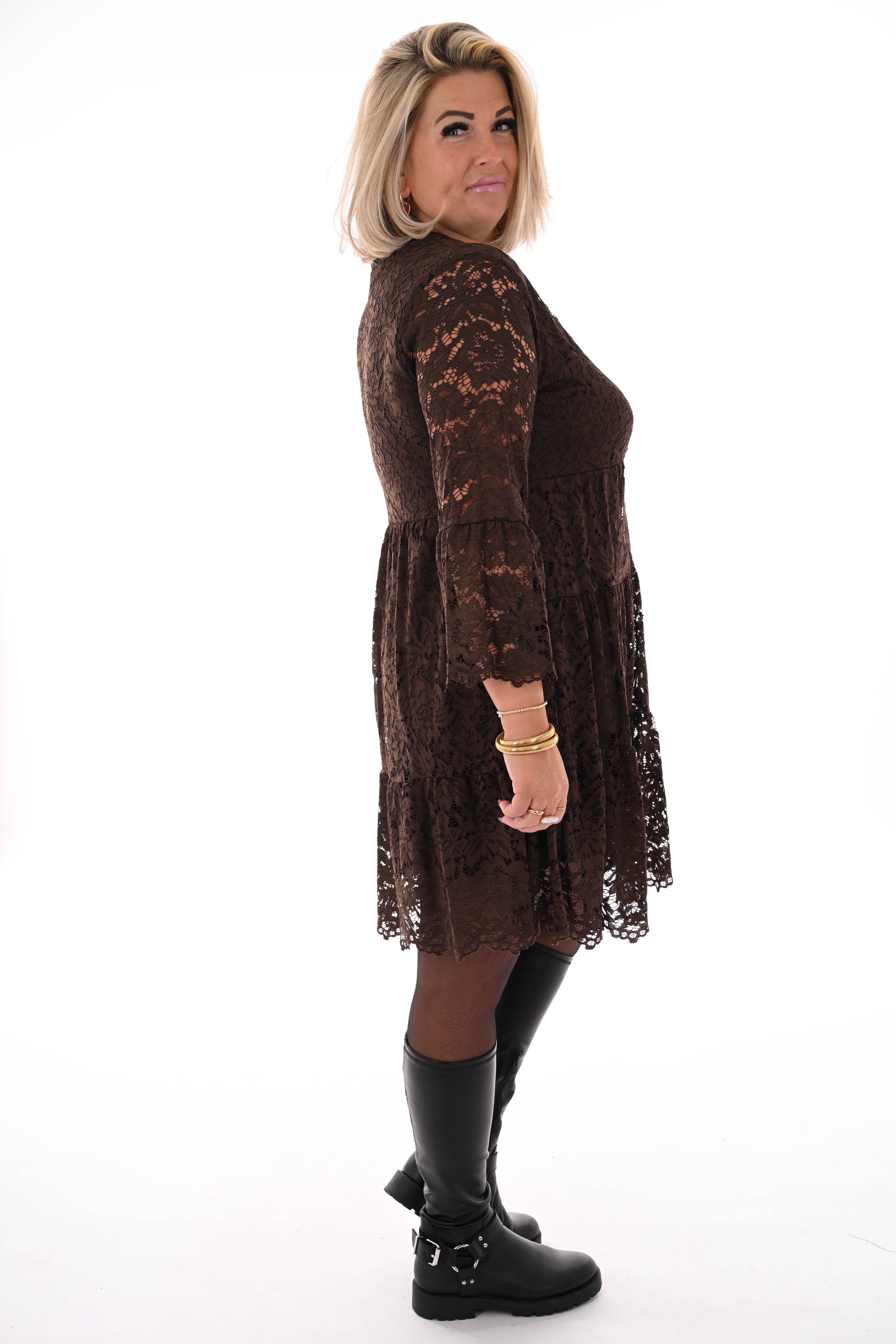 Korte kanten jurk met v-hals donkerbruin