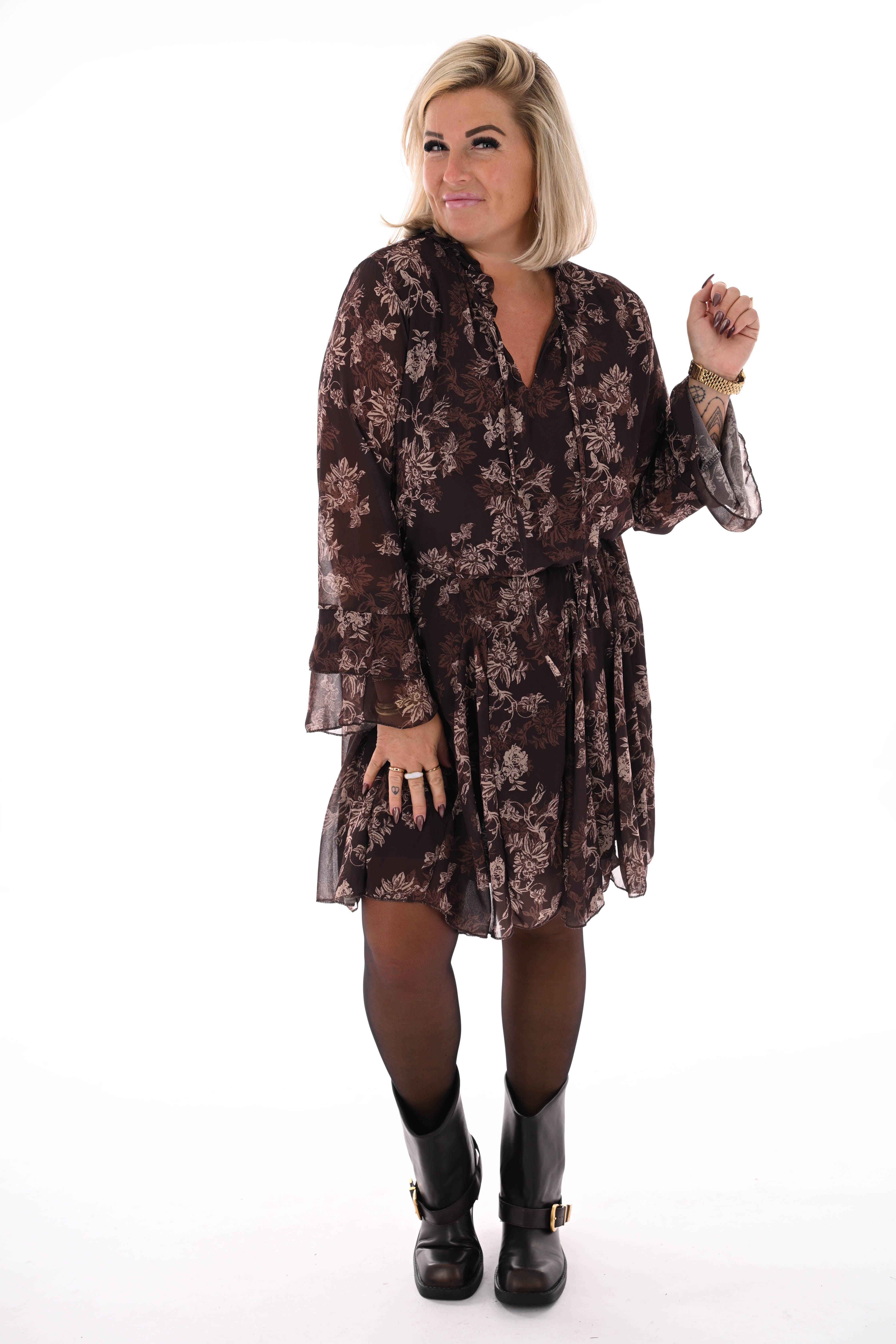 Korte jurk met trompetmouwen bloemenprint bruin